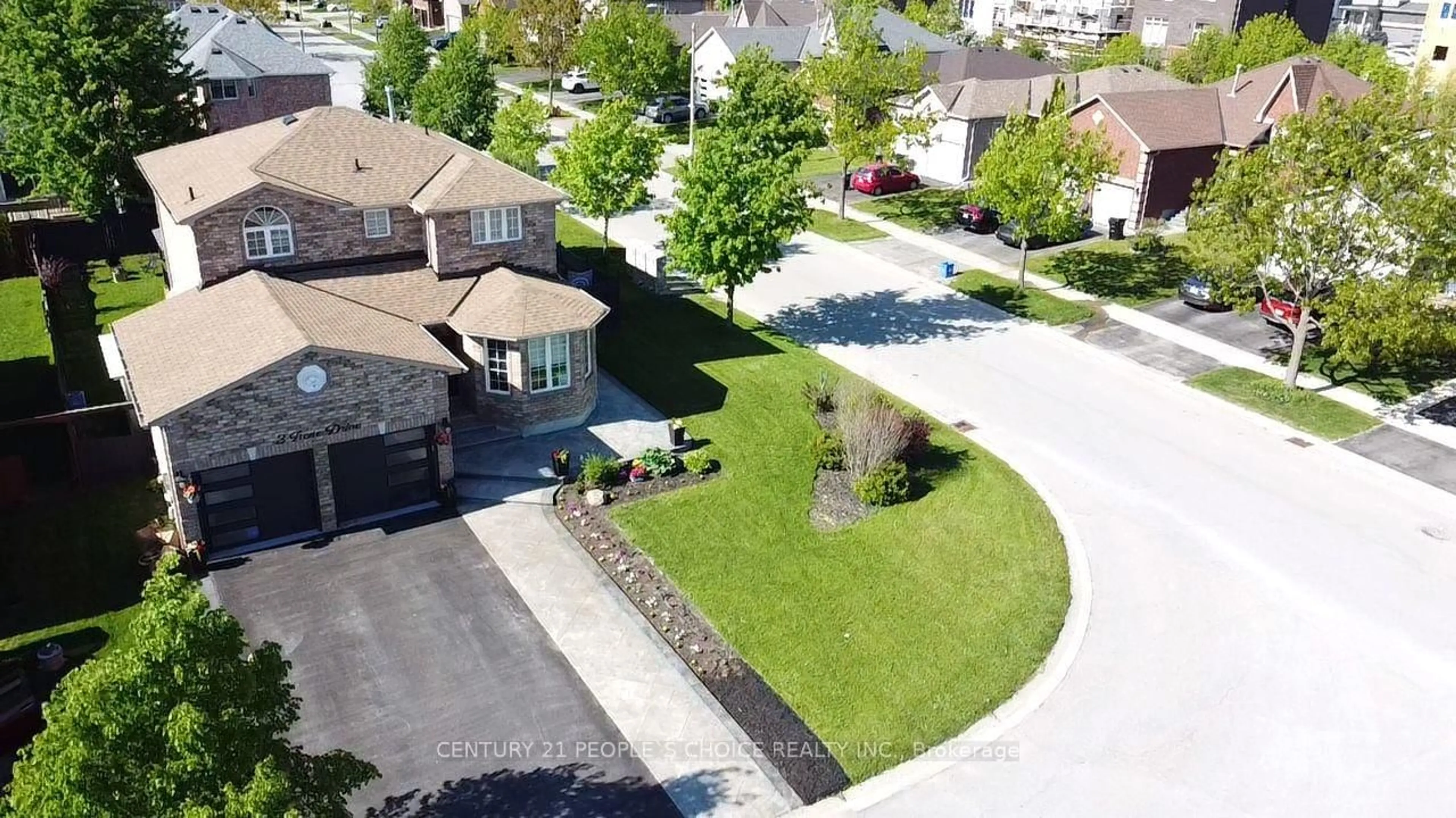A pic from outside/outdoor area/front of a property/back of a property/a pic from drone, street for 2 Irene Dr, Barrie Ontario L4N 0Y7