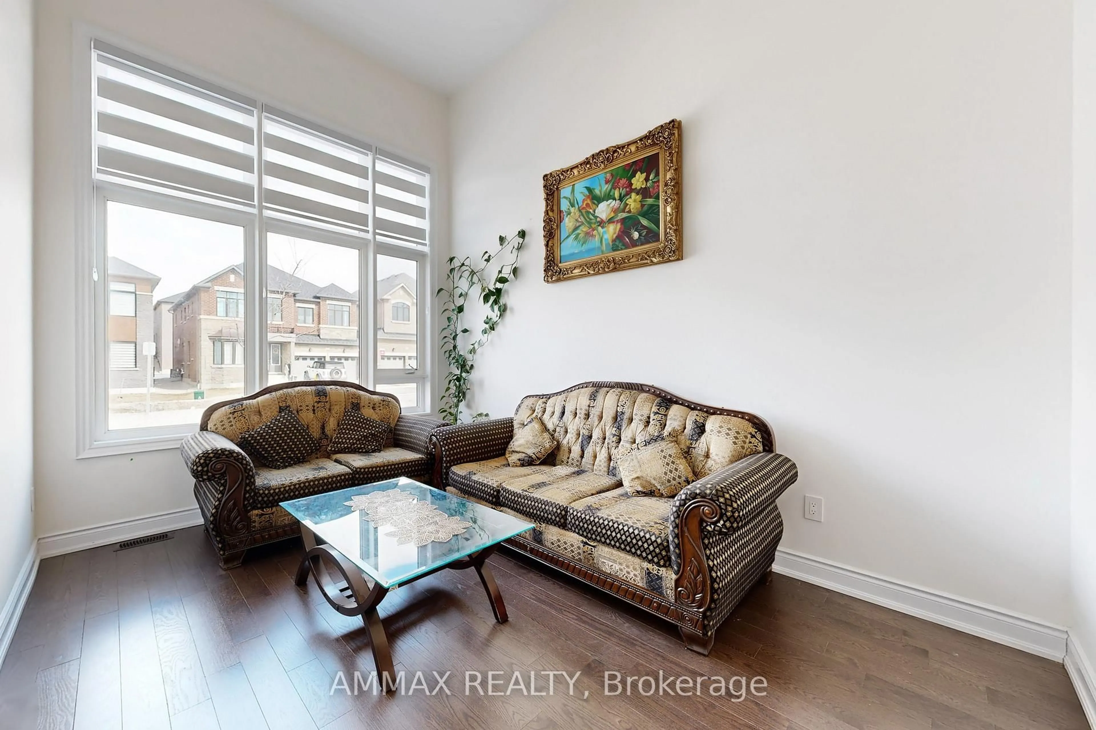 Living room with furniture, wood/laminate floor for 112 Bearberry Rd, Springwater Ontario L9X 2C8