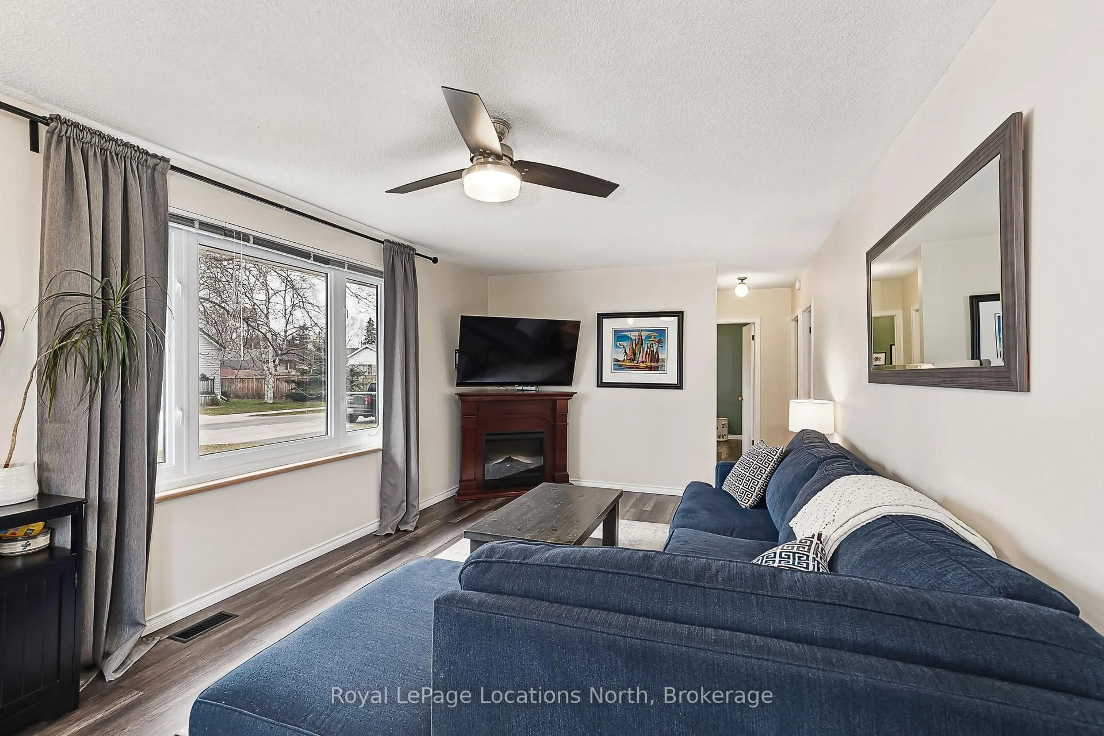 Living room with furniture, wood/laminate floor for 81 Peel St, Collingwood Ontario L9Y 3V5