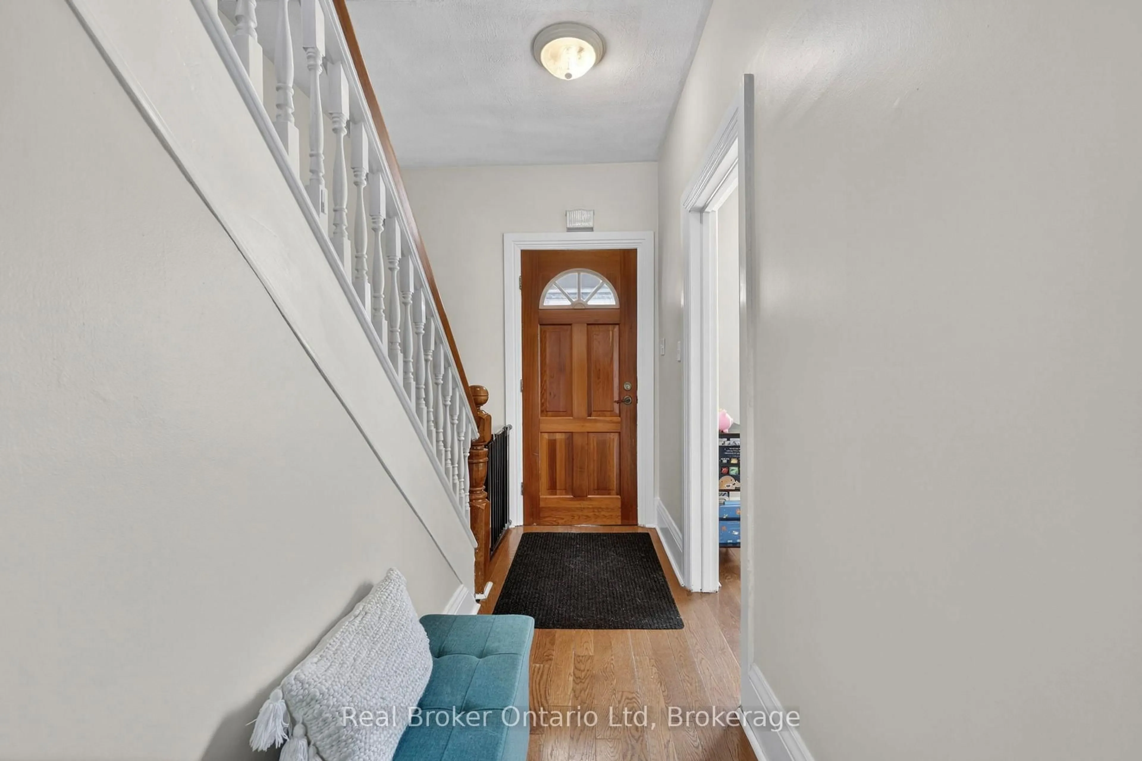 Indoor entryway for 438 RUSSELL St, Midland Ontario L4R 3A9