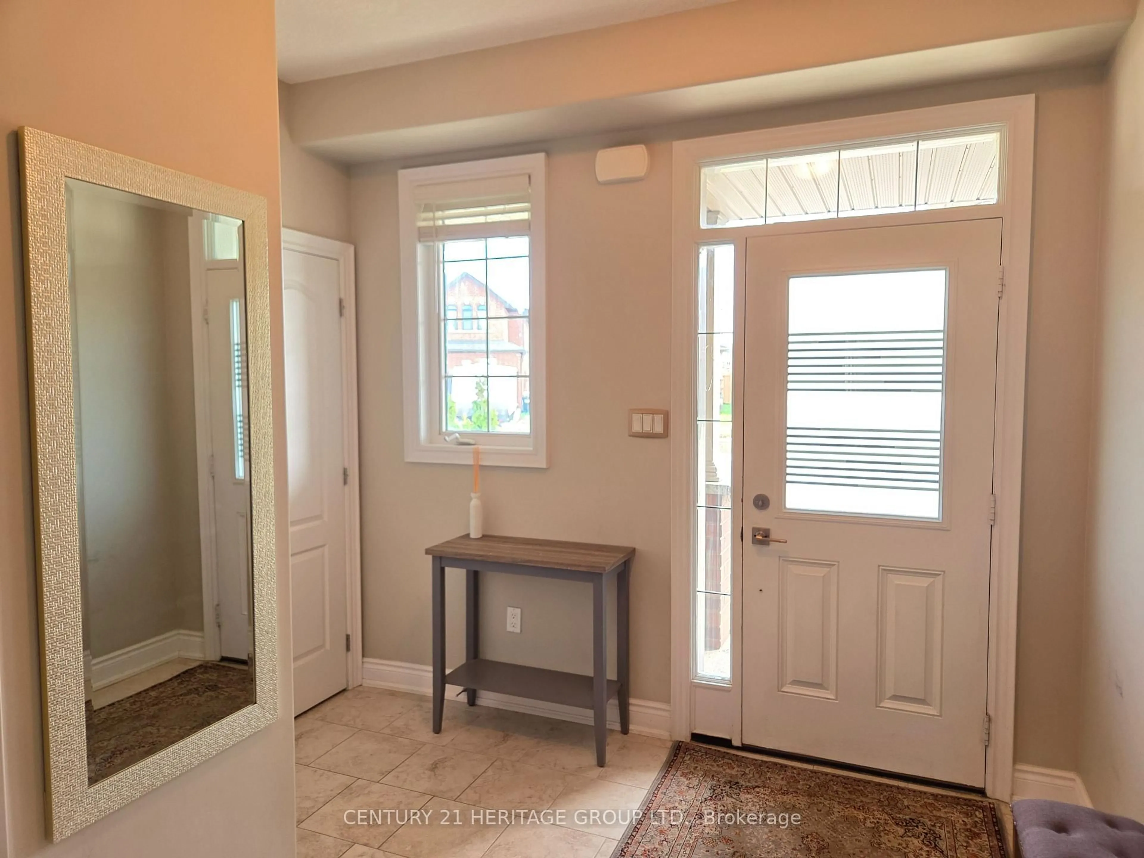 Indoor entryway for 46 NATHAN Cres, Barrie Ontario L4N 0S2