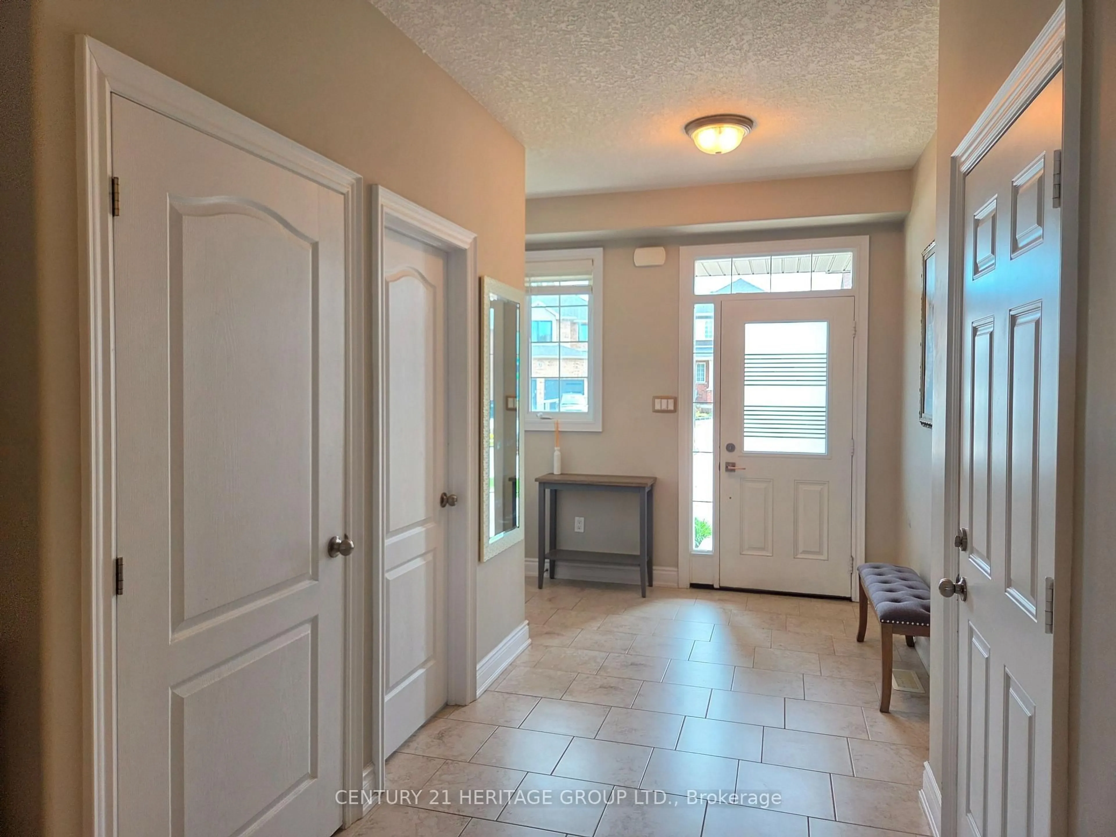 Indoor entryway for 46 NATHAN Cres, Barrie Ontario L4N 0S2