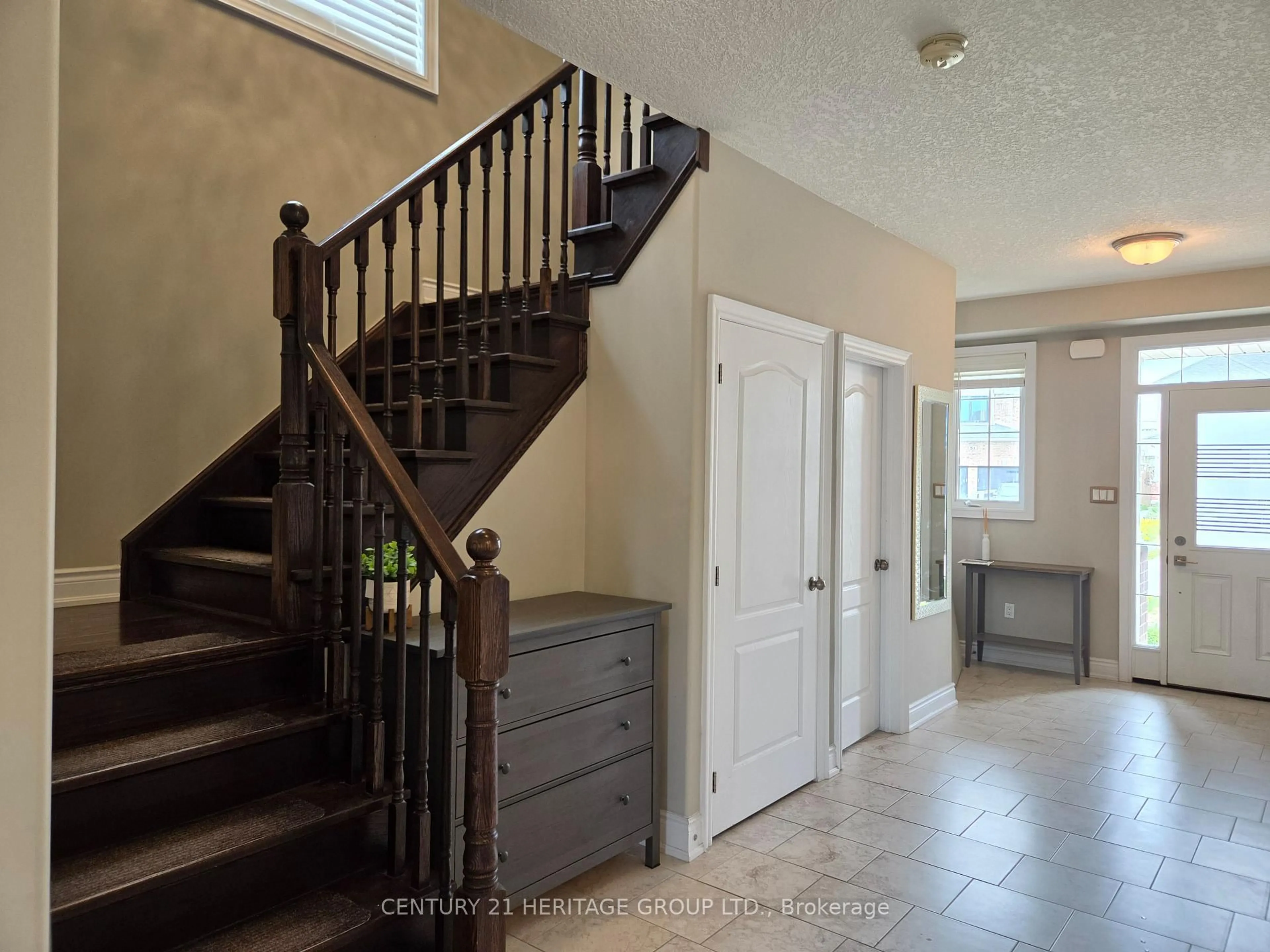 Indoor entryway for 46 NATHAN Cres, Barrie Ontario L4N 0S2