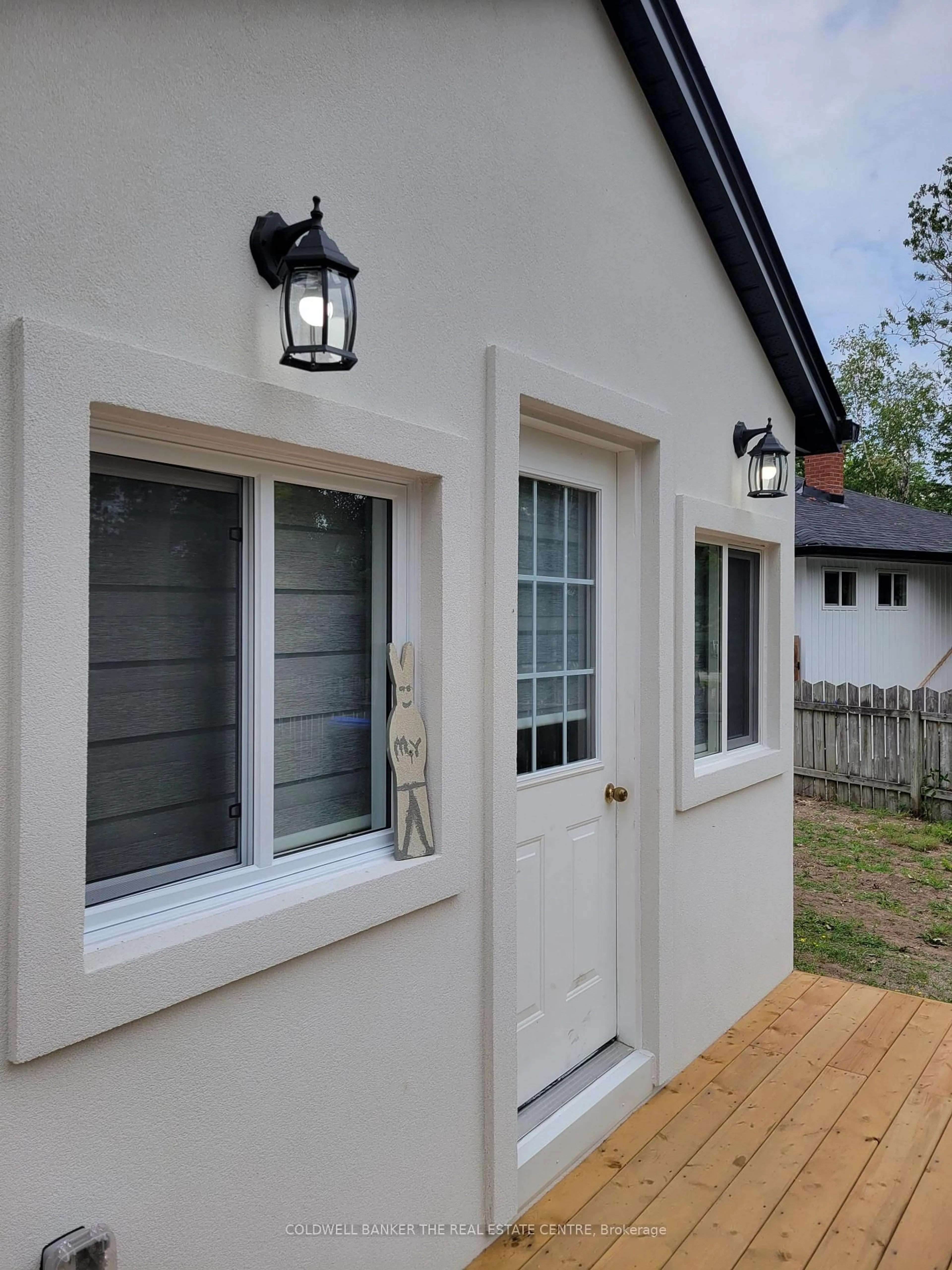 Home with vinyl exterior material, street for 16 73rd St #Part 1, Wasaga Beach Ontario L9Z 2X6