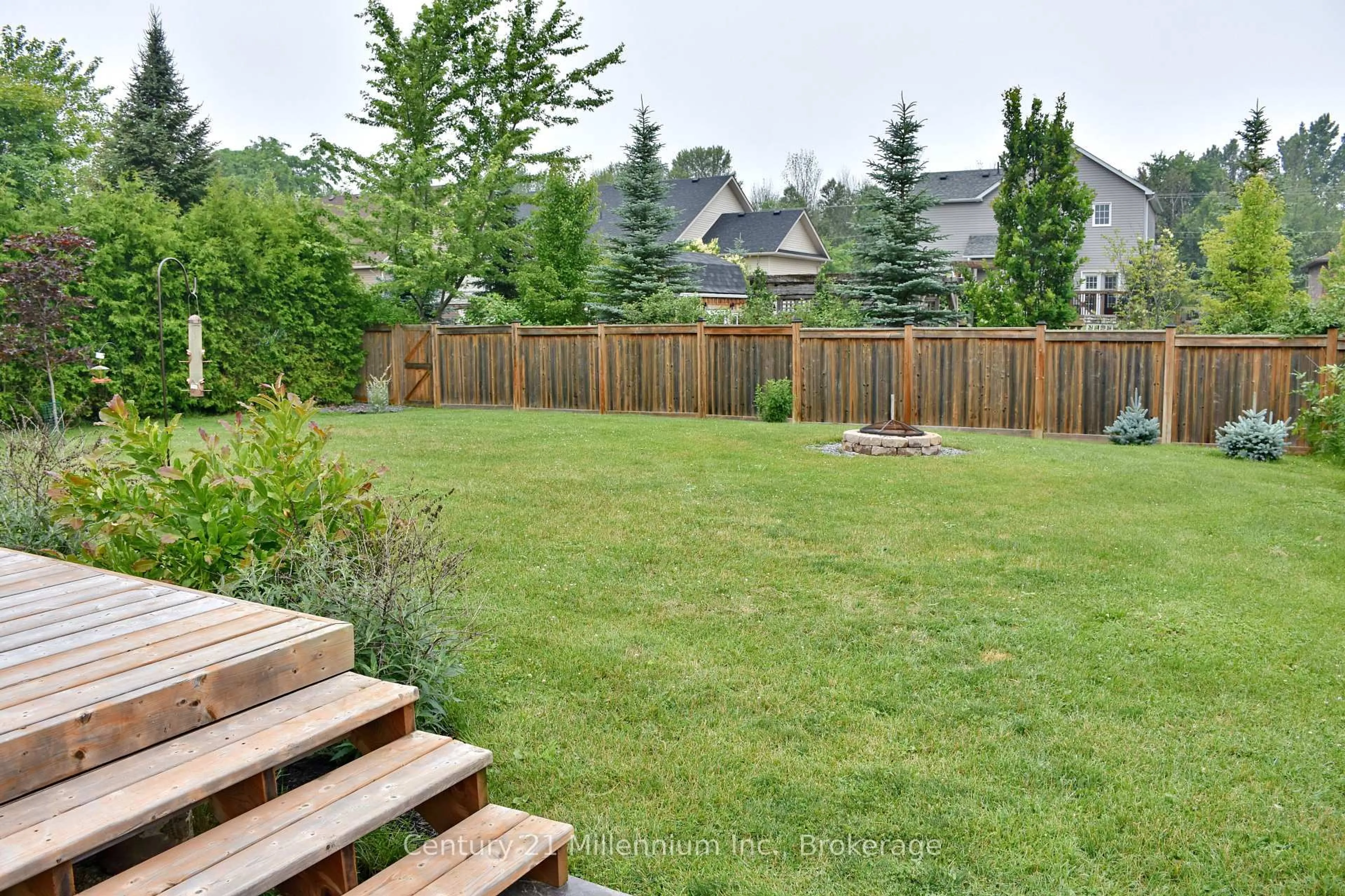 Patio, mountain view for 117 STANLEY St, Collingwood Ontario L9Y 0G3