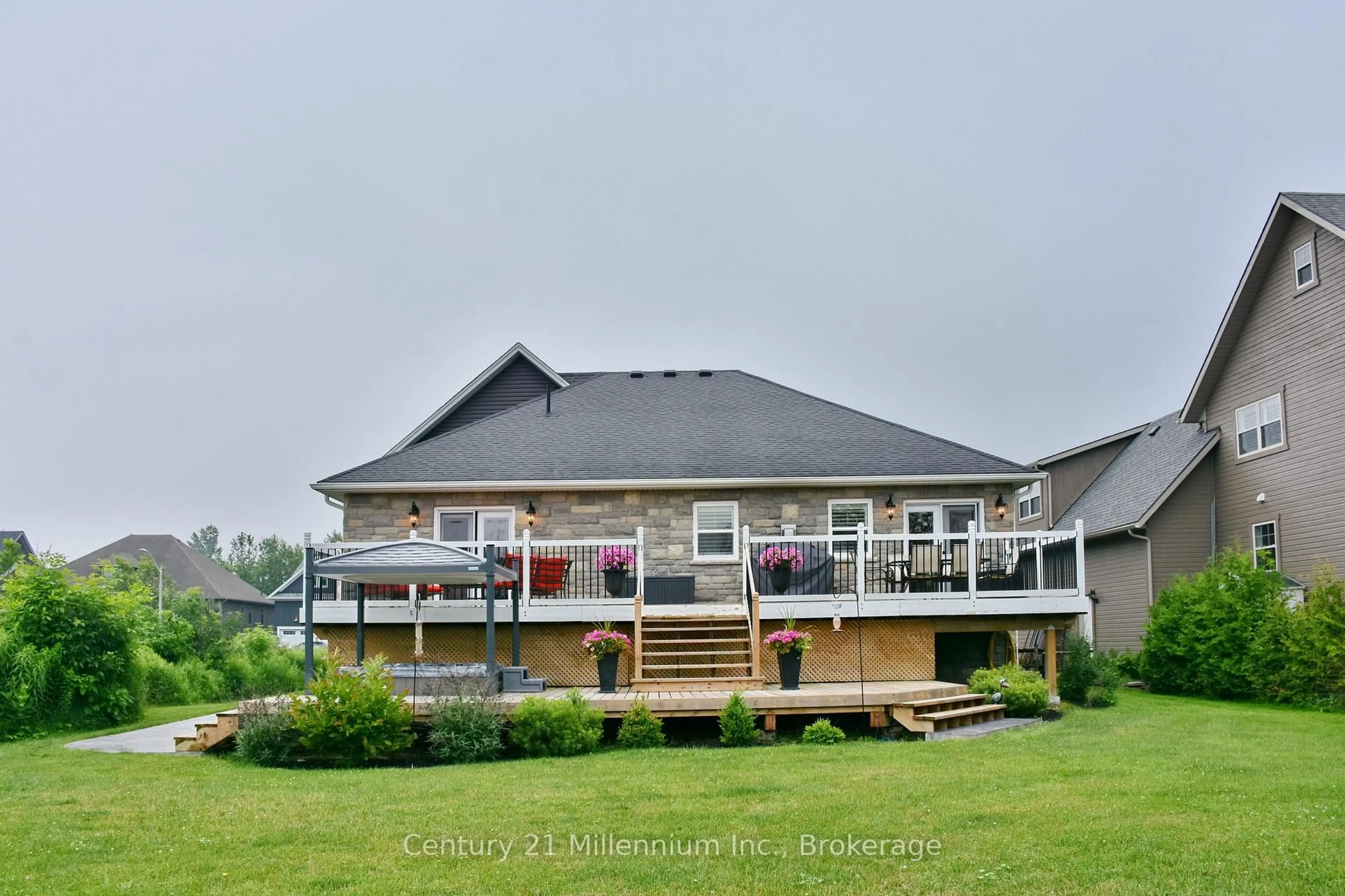 A pic from outside/outdoor area/front of a property/back of a property/a pic from drone, water/lake/river/ocean view for 117 STANLEY St, Collingwood Ontario L9Y 0G3