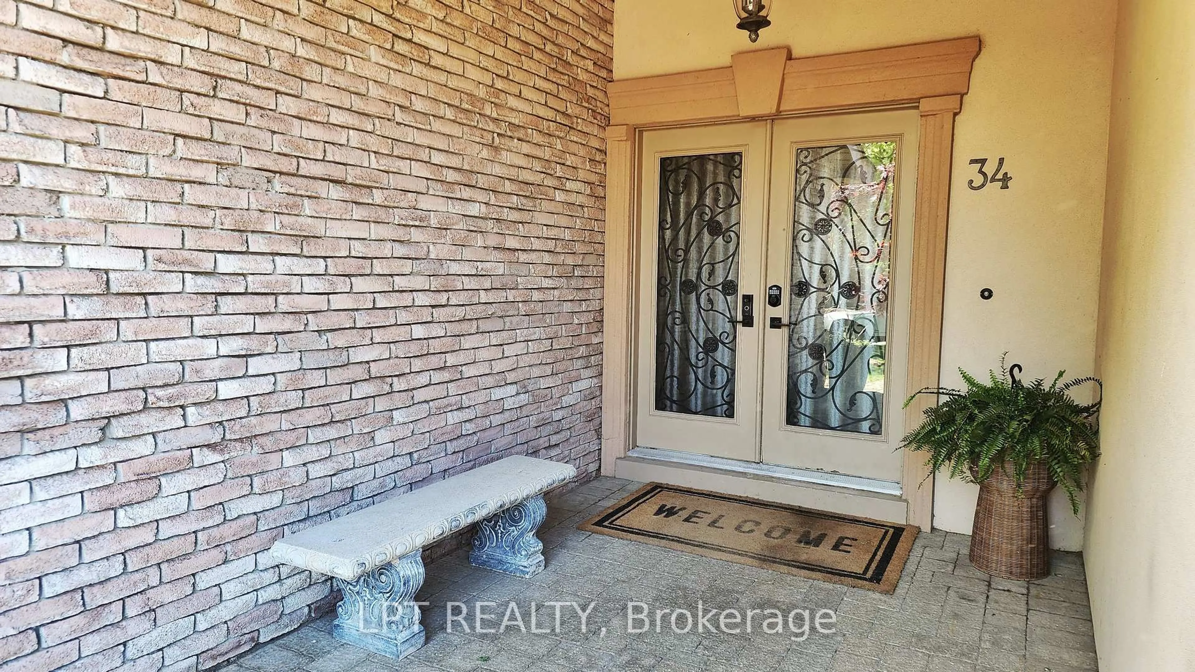 Indoor entryway for 34 Noam Dr, Barrie Ontario L4N 4P1