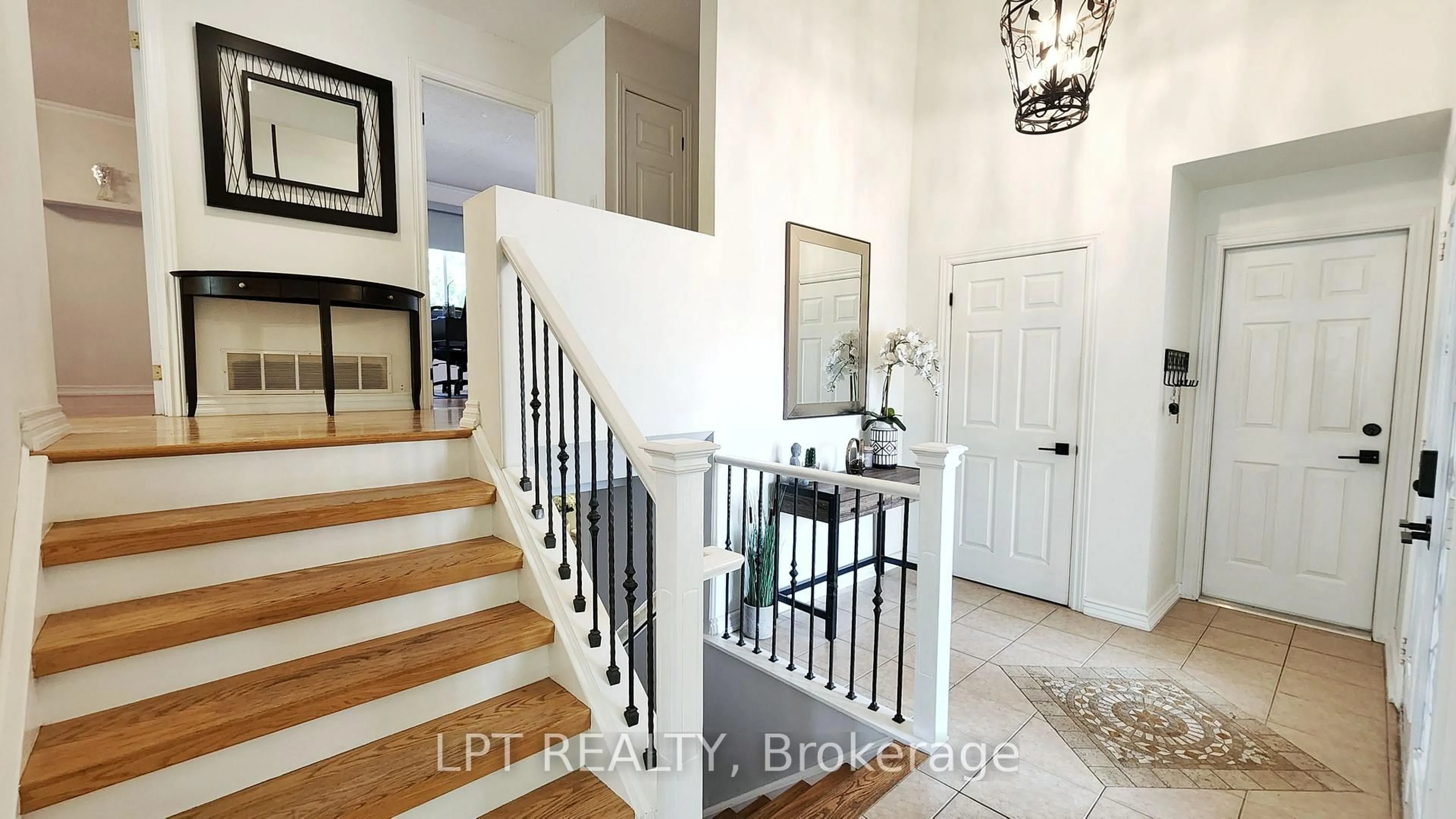 Indoor entryway for 34 Noam Dr, Barrie Ontario L4N 4P1