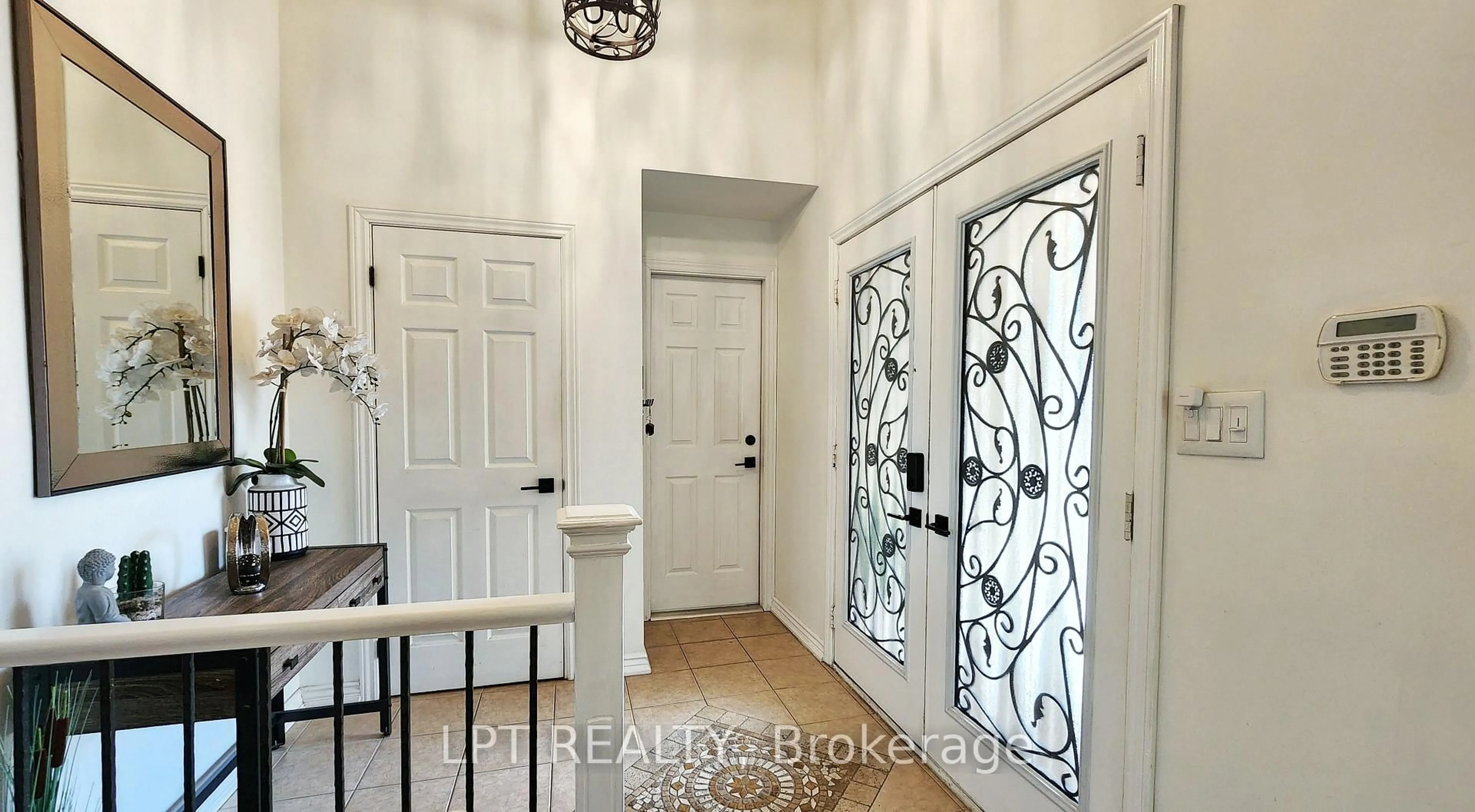 Indoor entryway for 34 Noam Dr, Barrie Ontario L4N 4P1