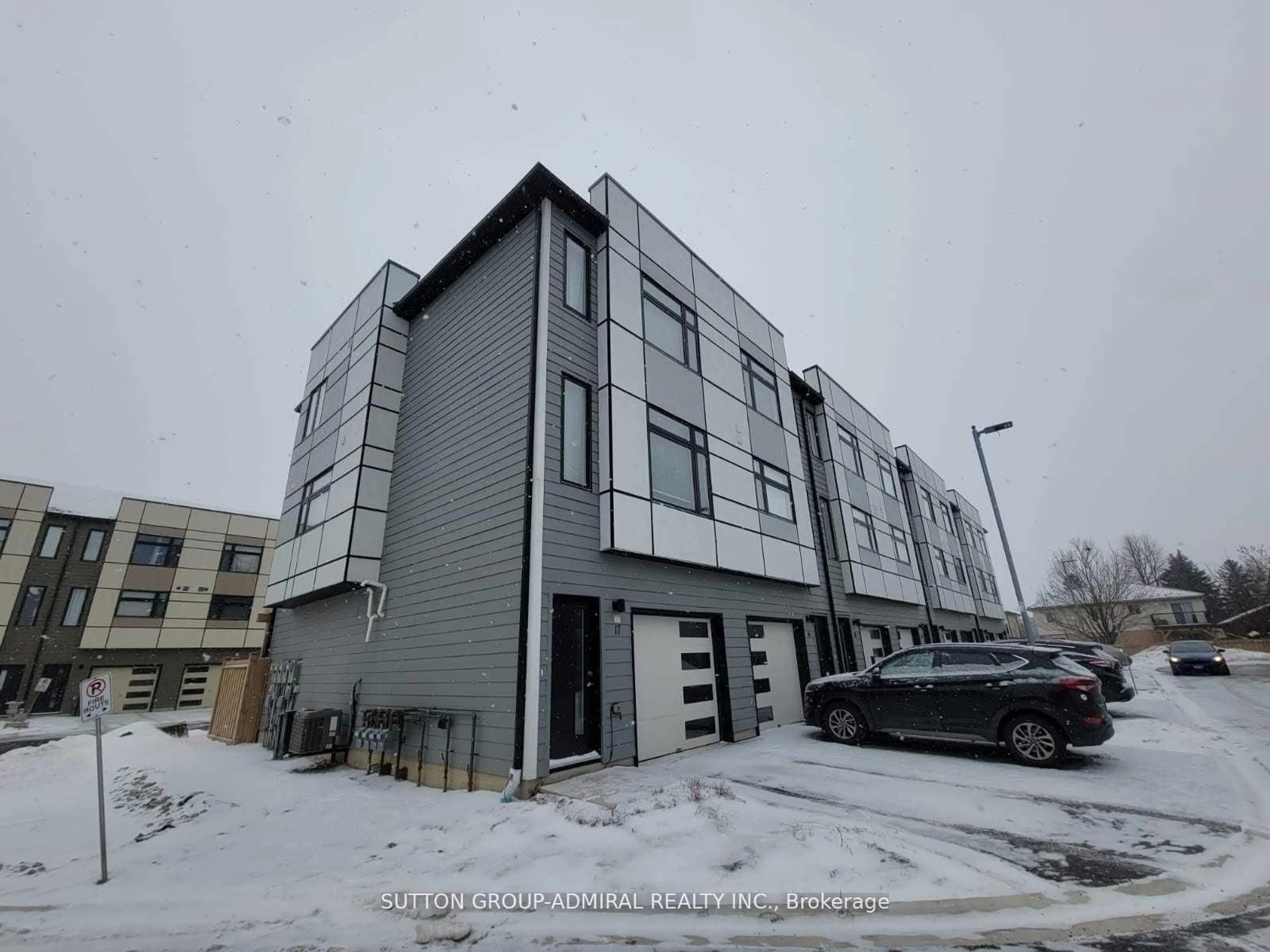 A pic from outside/outdoor area/front of a property/back of a property/a pic from drone, building for 540 Essa Rd #17, Barrie Ontario L4N 9E5