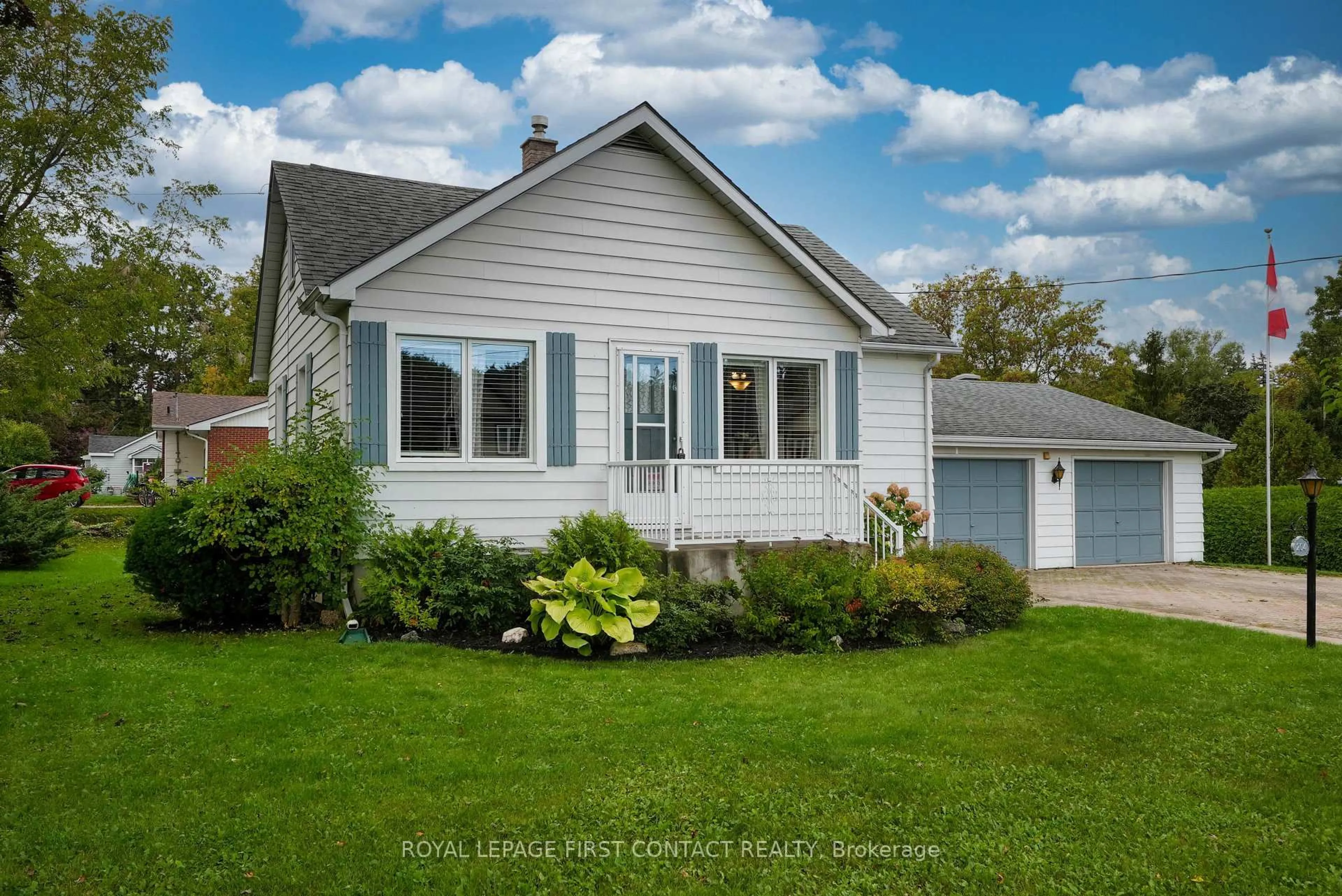 Home with vinyl exterior material, water/lake/river/ocean view for 204 Dominion Dr, Clearview Ontario L0M 1S0