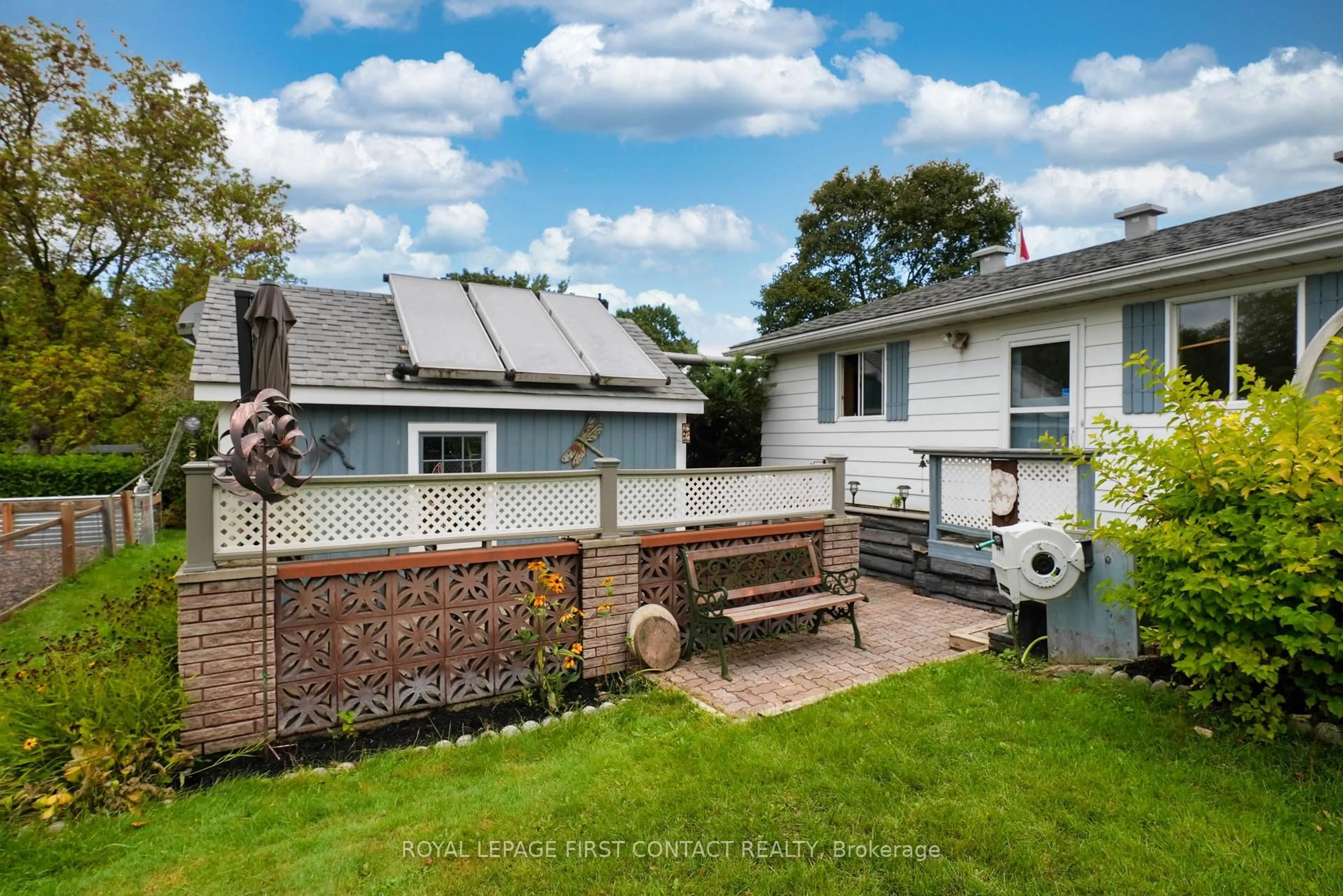 A pic from outside/outdoor area/front of a property/back of a property/a pic from drone, street for 204 Dominion Dr, Clearview Ontario L0M 1S0