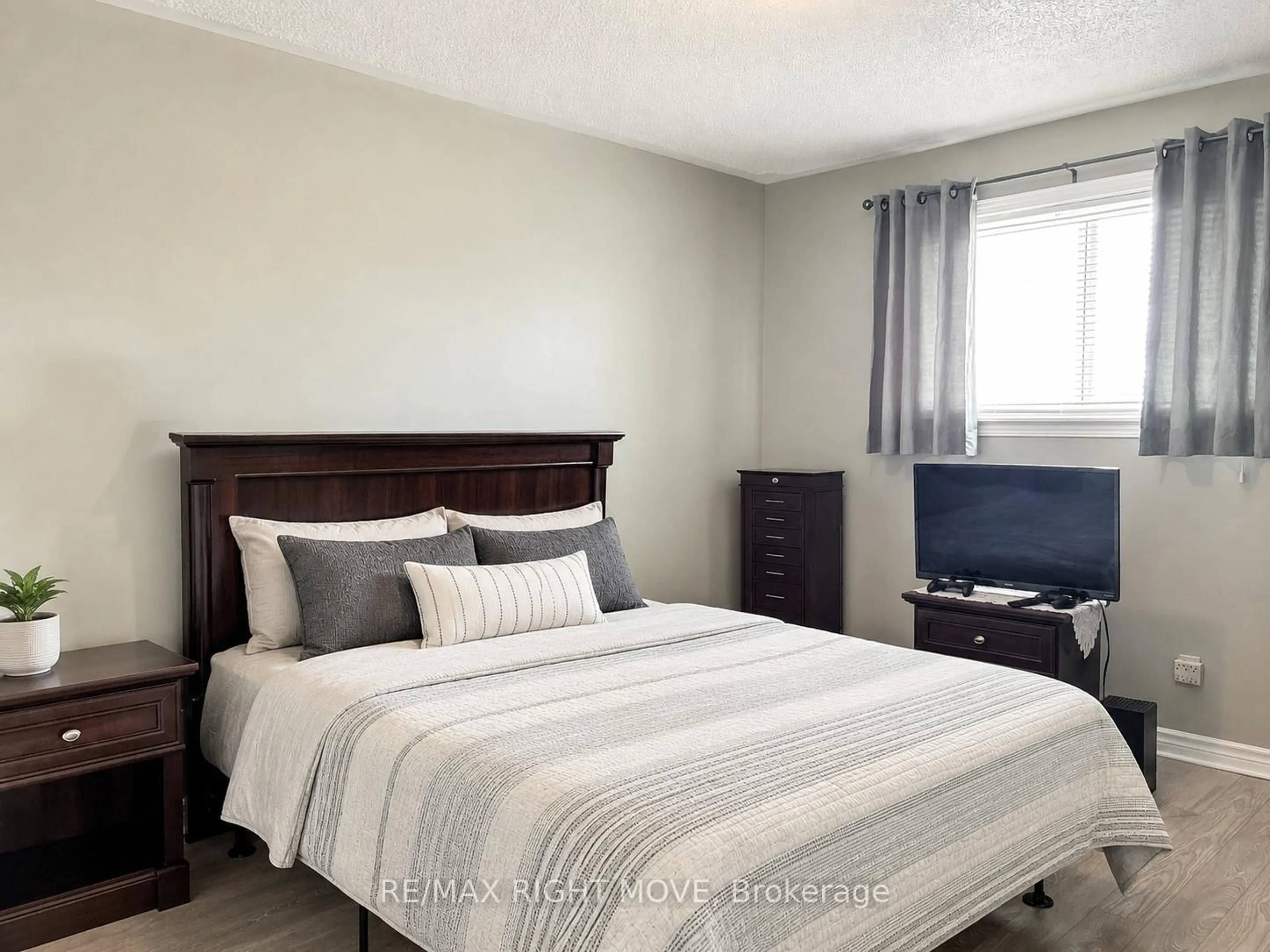 Bedroom with bed, unknown for 20 Christine Pl, Orillia Ontario L3V 7P1