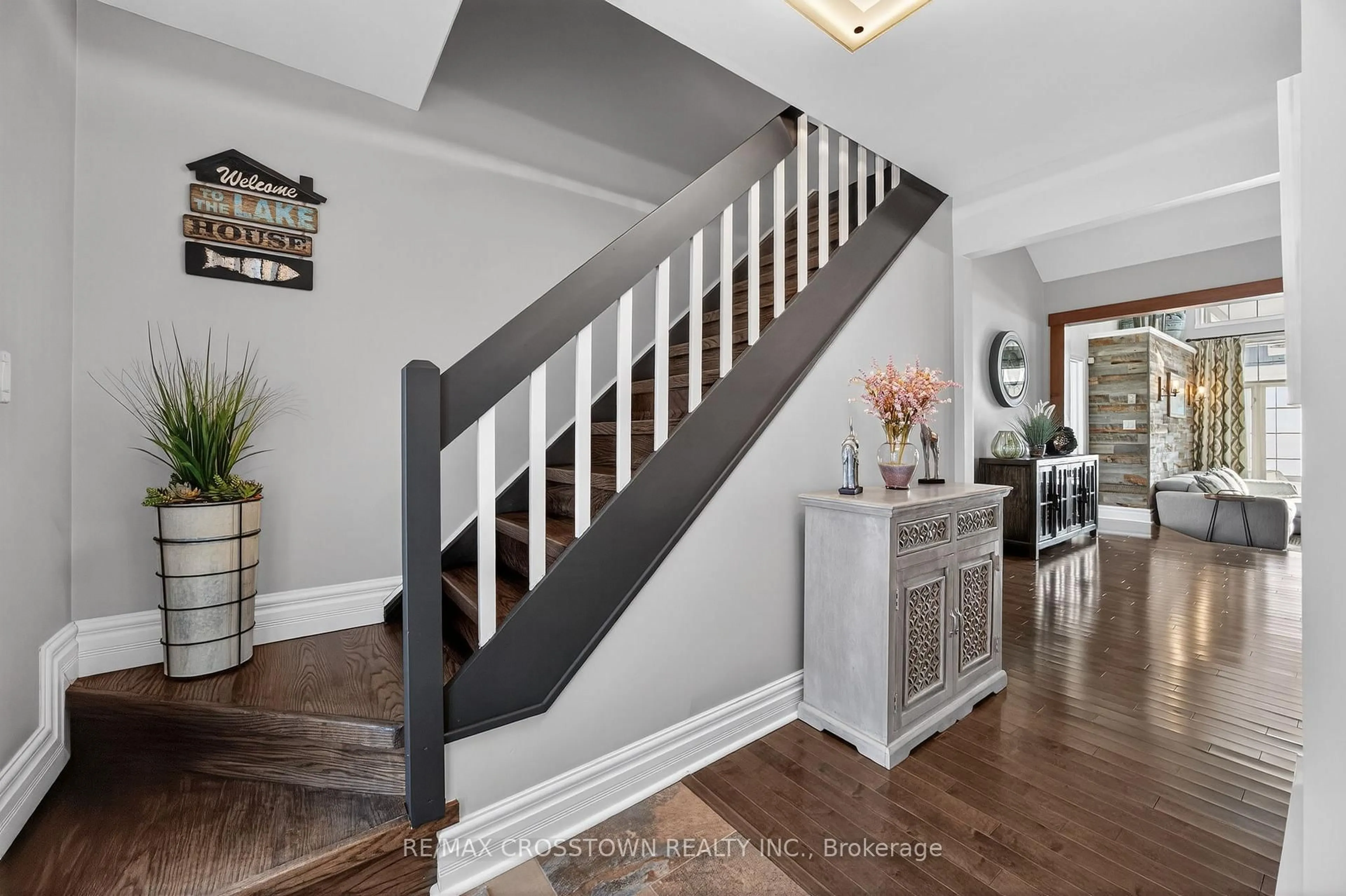 Indoor entryway for 167 Lakeshore Rd, Oro-Medonte Ontario L0L 2E0
