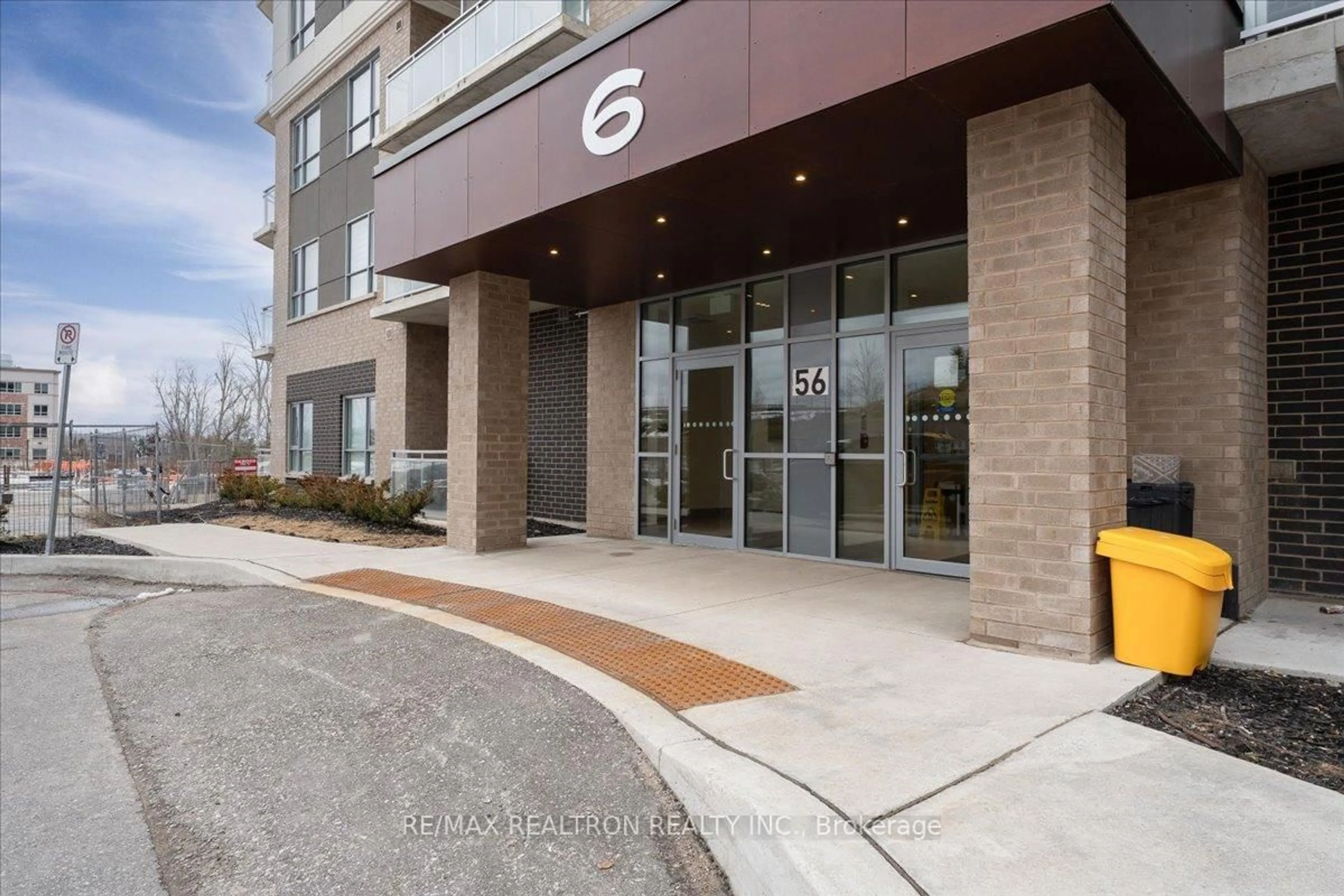 Indoor foyer for 56 Lakeside Terr #510, Barrie Ontario L4M 7B9