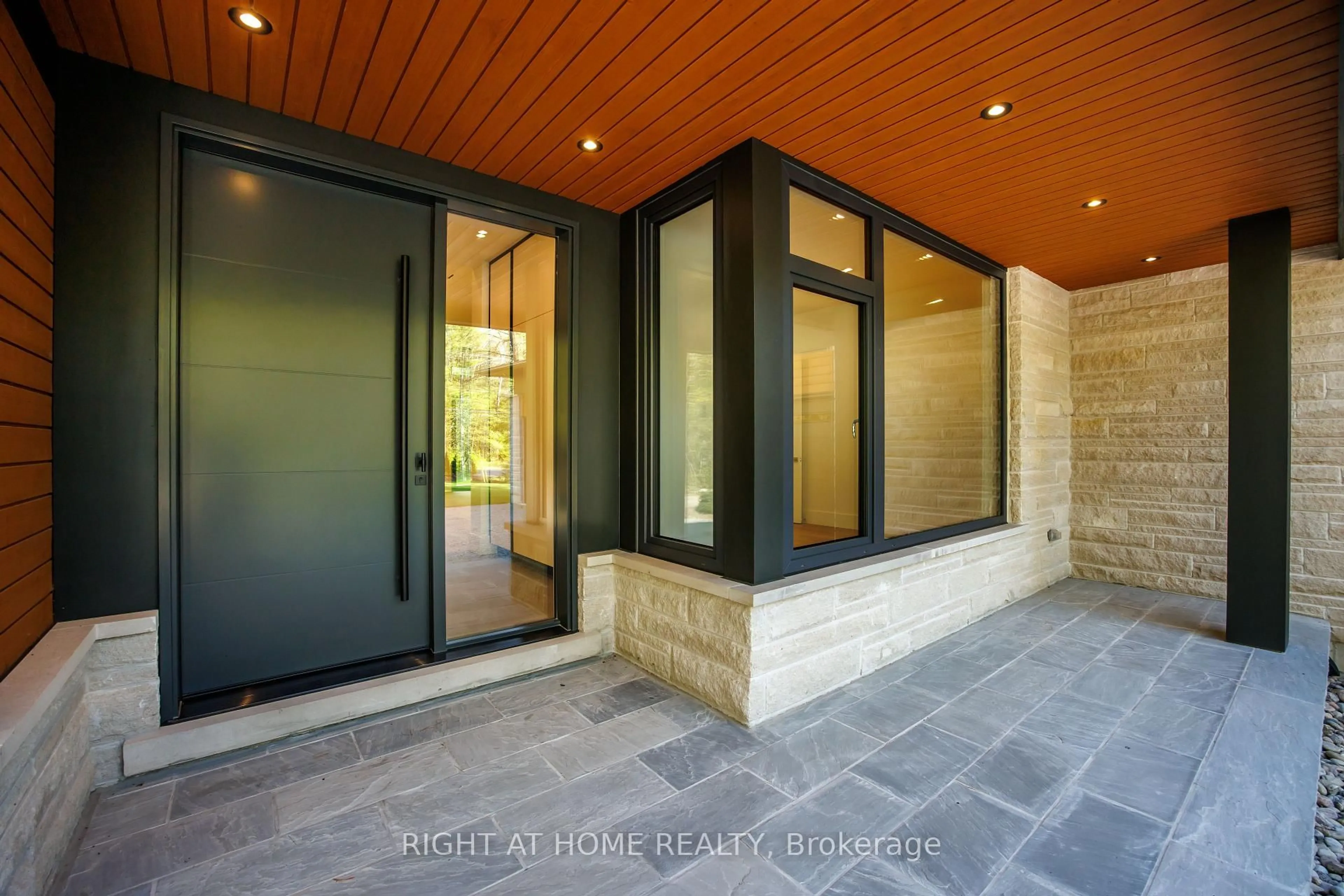 Indoor entryway for 1318 Tiny Beaches Rd, Tiny Ontario L0L 2T0