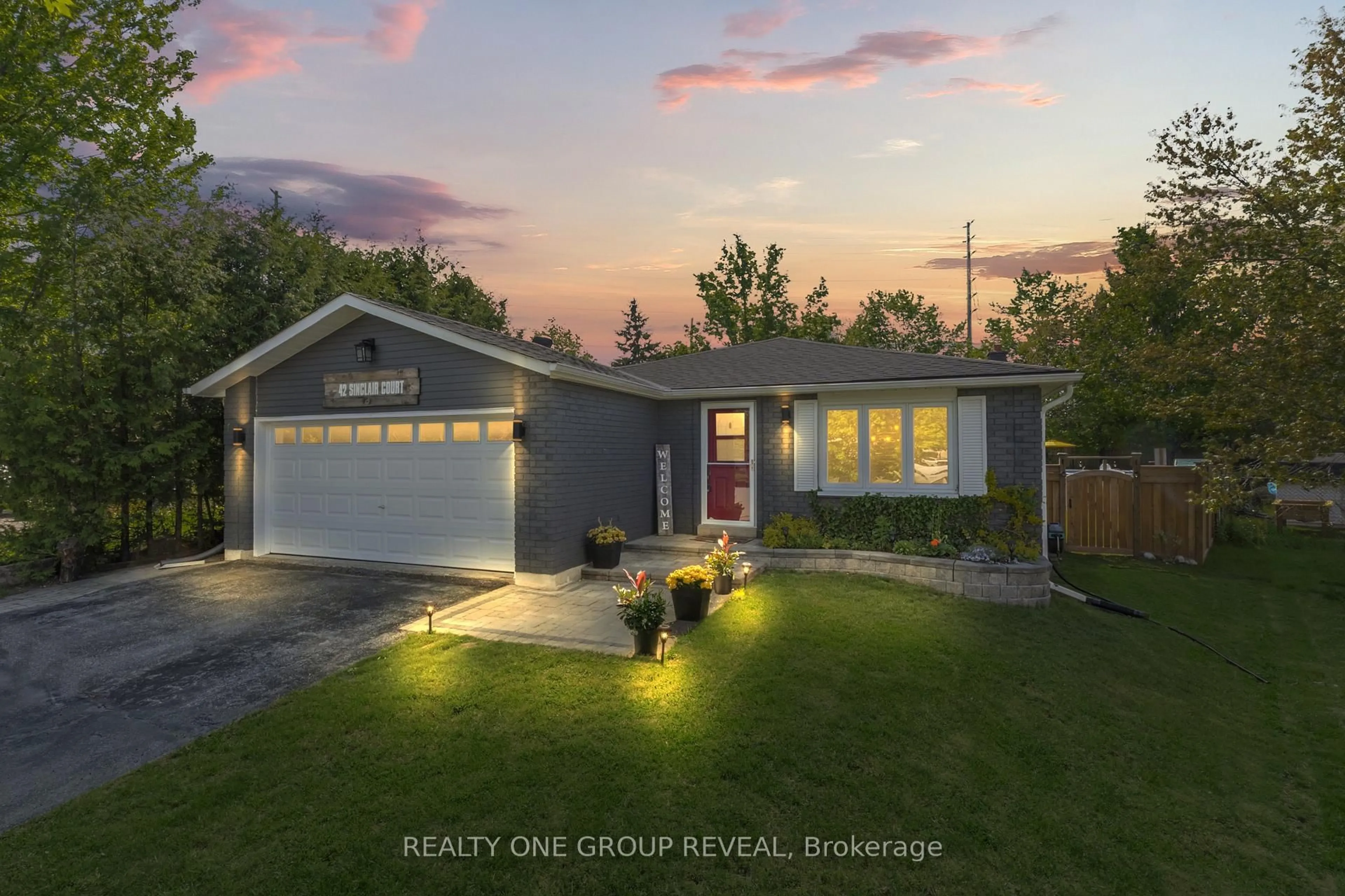 A pic from outside/outdoor area/front of a property/back of a property/a pic from drone, street for 42 Sinclair Crt, Barrie Ontario L4N 5X8