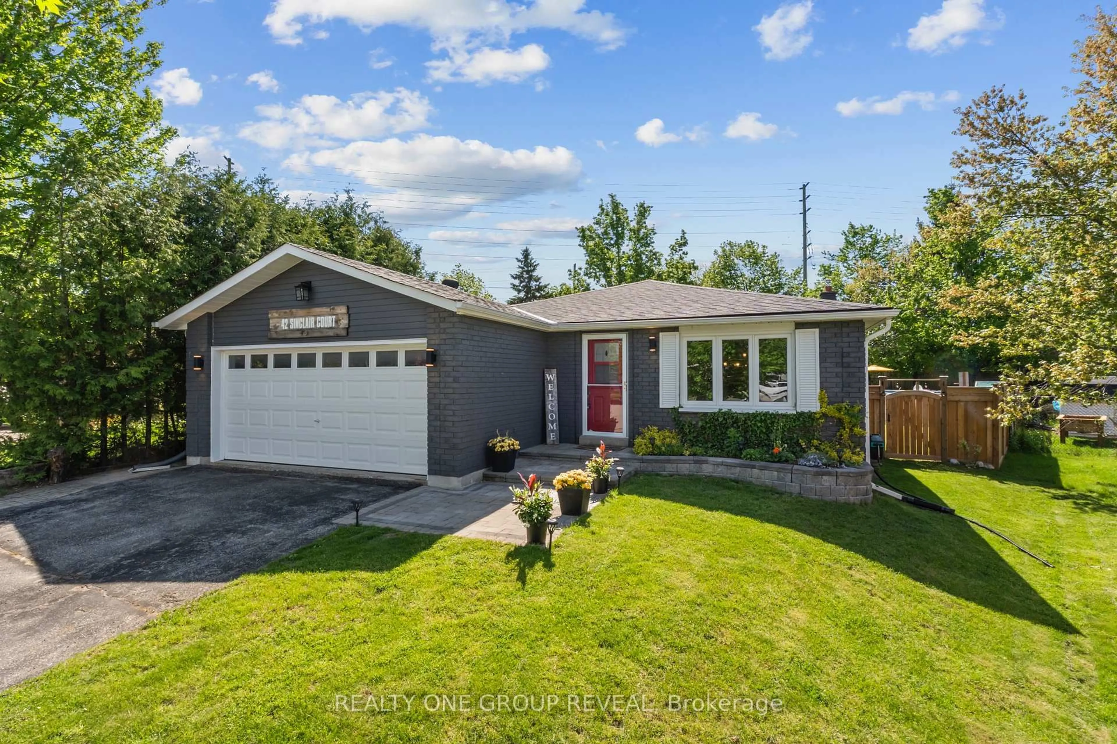 Home with vinyl exterior material, street for 42 Sinclair Crt, Barrie Ontario L4N 5X8