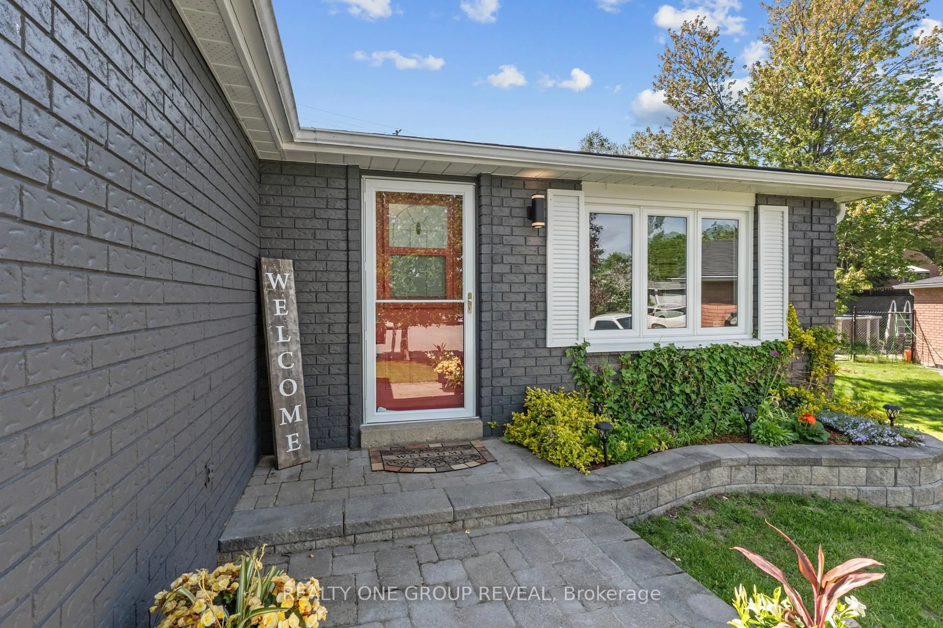 Home with brick exterior material, street for 42 Sinclair Crt, Barrie Ontario L4N 5X8