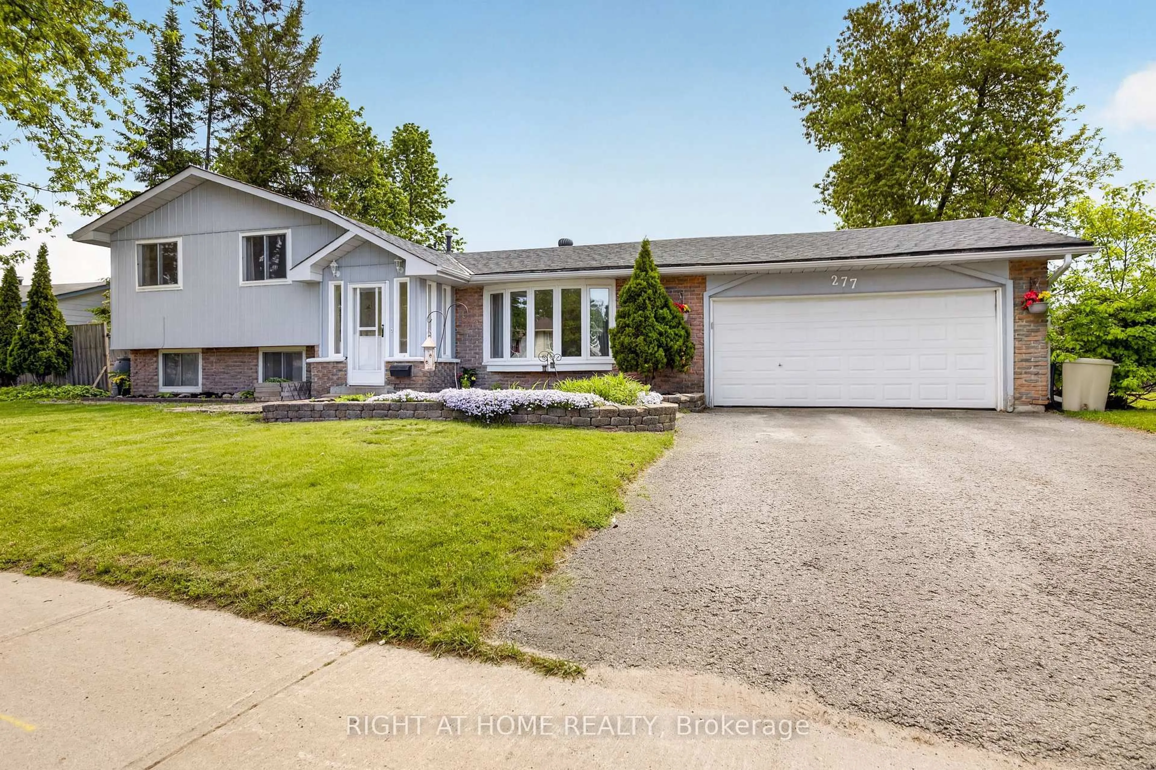 Home with vinyl exterior material, street for 277 PINE St, Barrie Ontario L4N 4J1