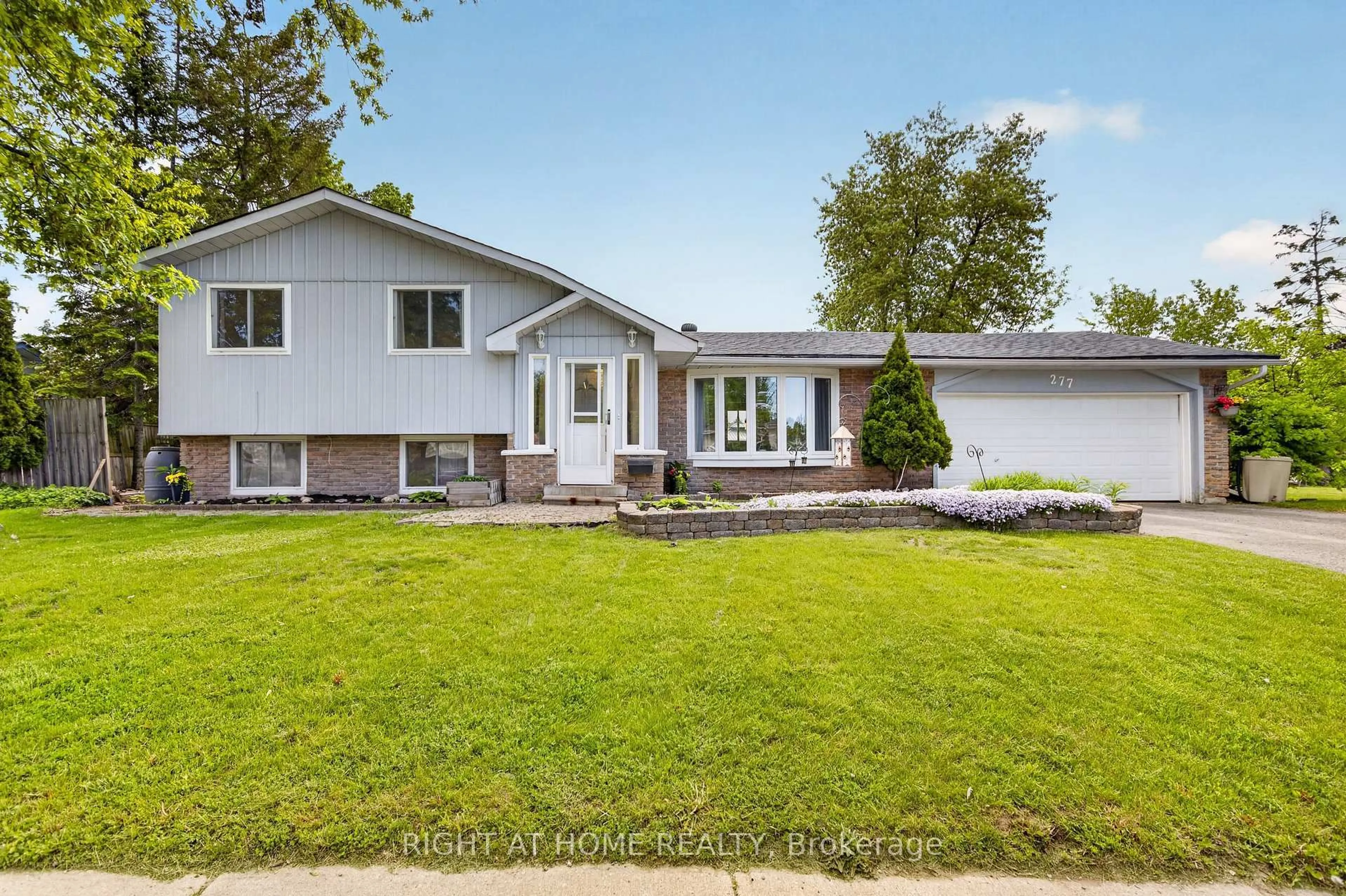 Home with vinyl exterior material, street for 277 PINE St, Barrie Ontario L4N 4J1