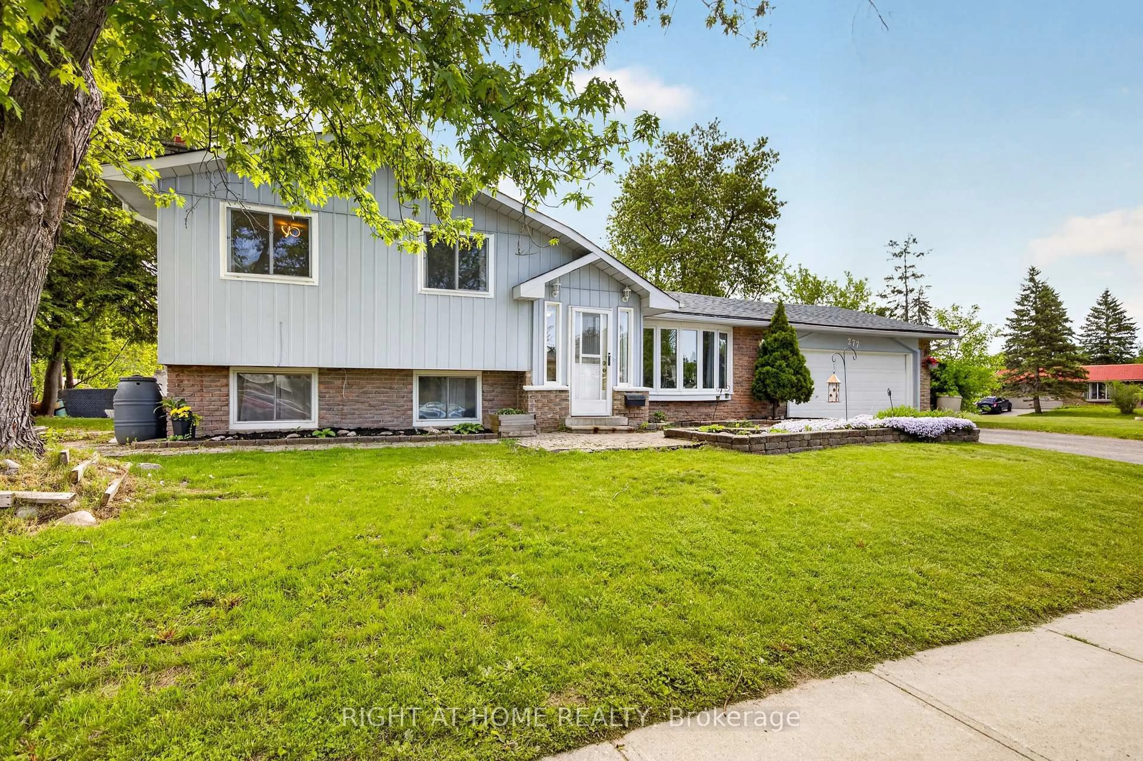 Home with vinyl exterior material, street for 277 PINE St, Barrie Ontario L4N 4J1