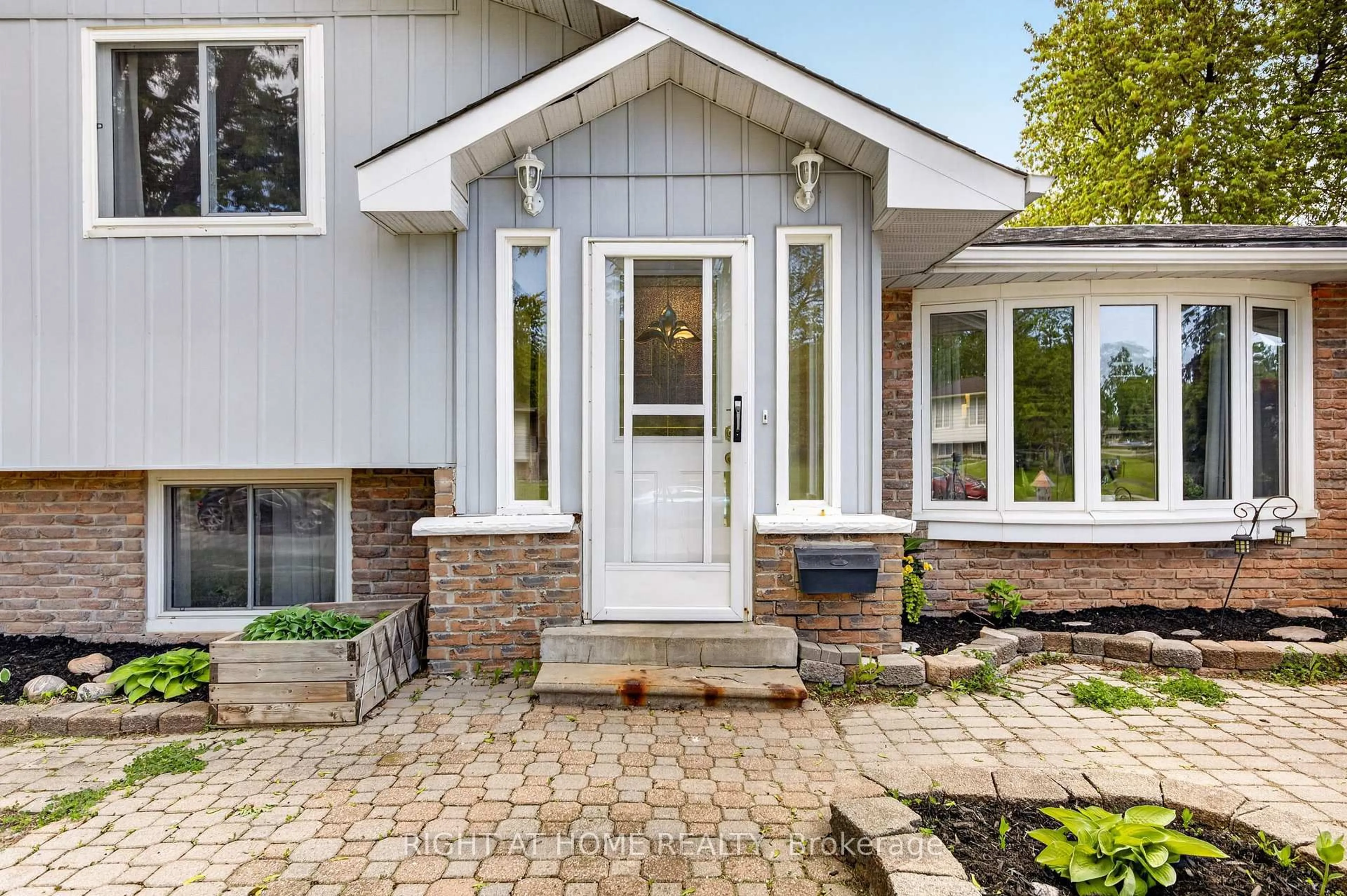 Home with brick exterior material, street for 277 PINE St, Barrie Ontario L4N 4J1