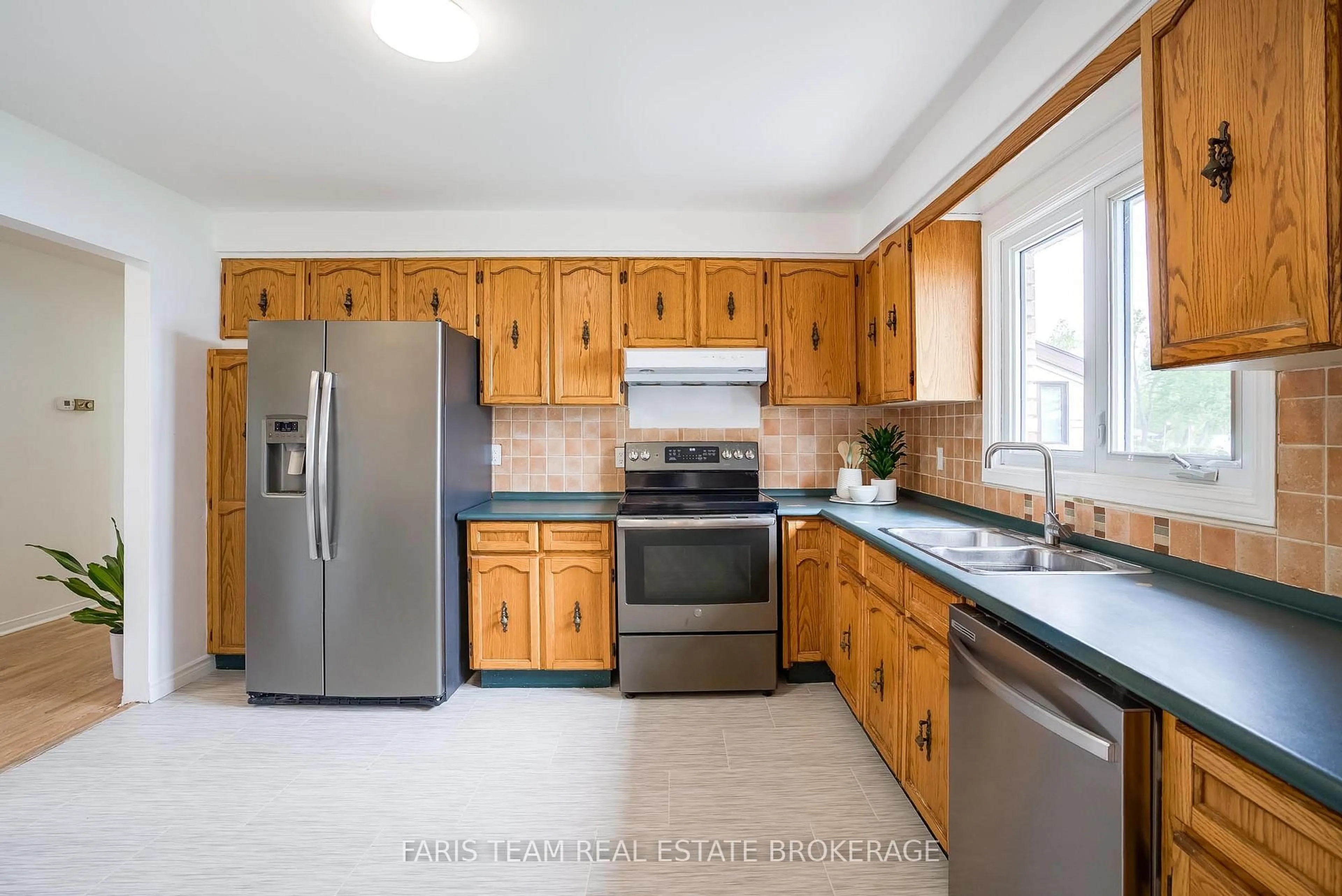 Standard kitchen, unknown for 643 Glen Cres, Orillia Ontario L3V 6R2