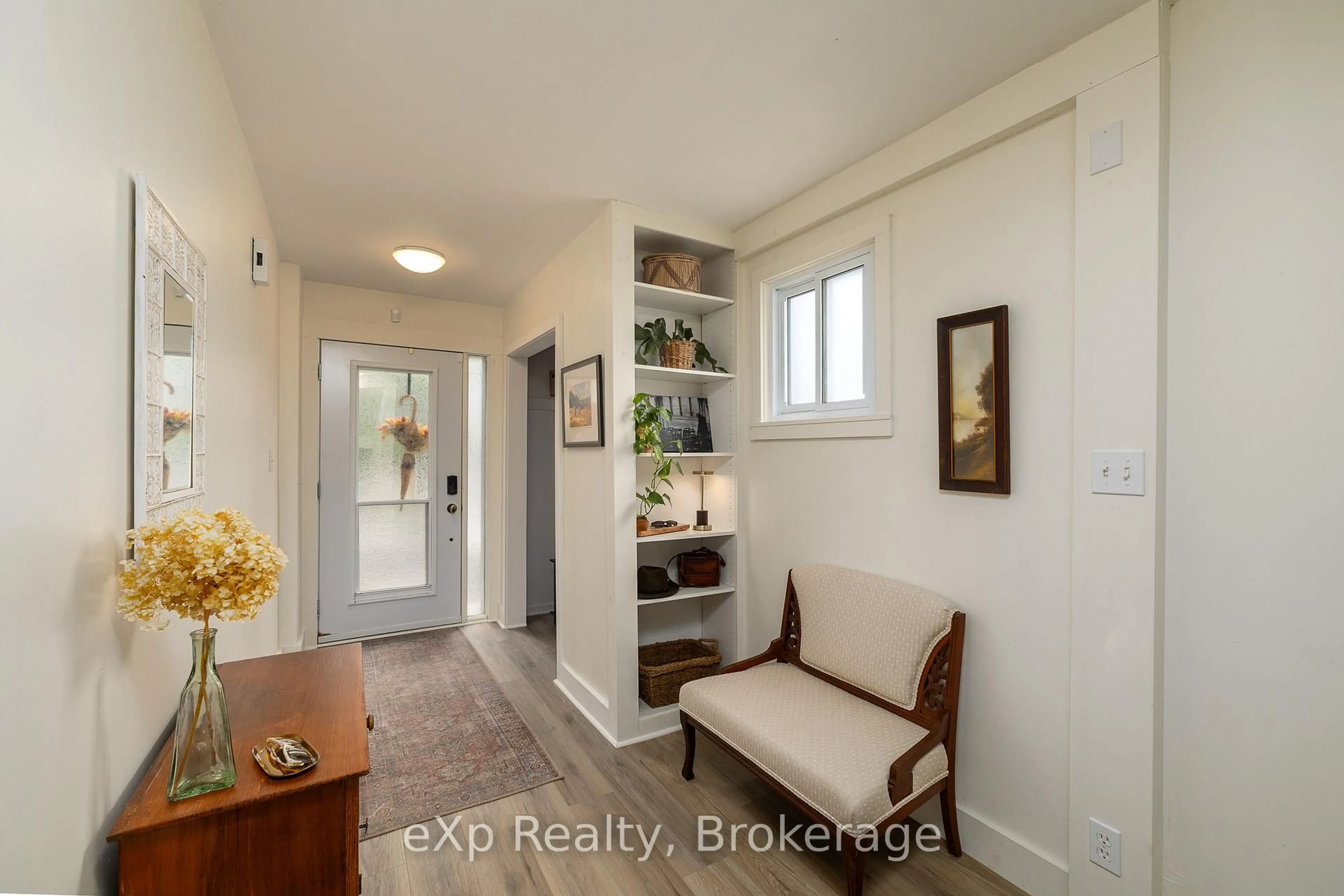 Indoor entryway for 563 Tenth St #12, Collingwood Ontario L9Y 4K6