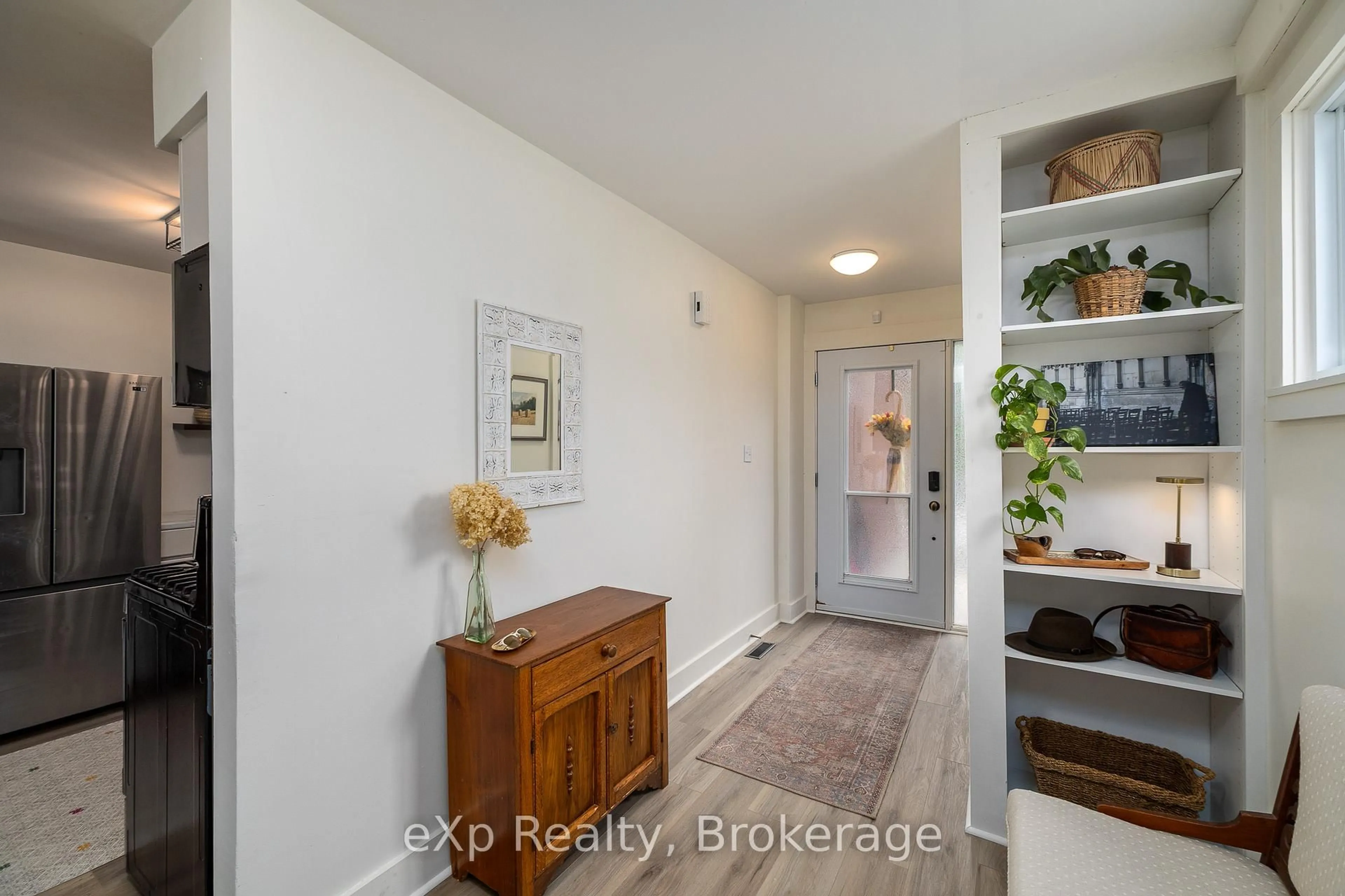 Indoor entryway for 563 Tenth St #12, Collingwood Ontario L9Y 4K6