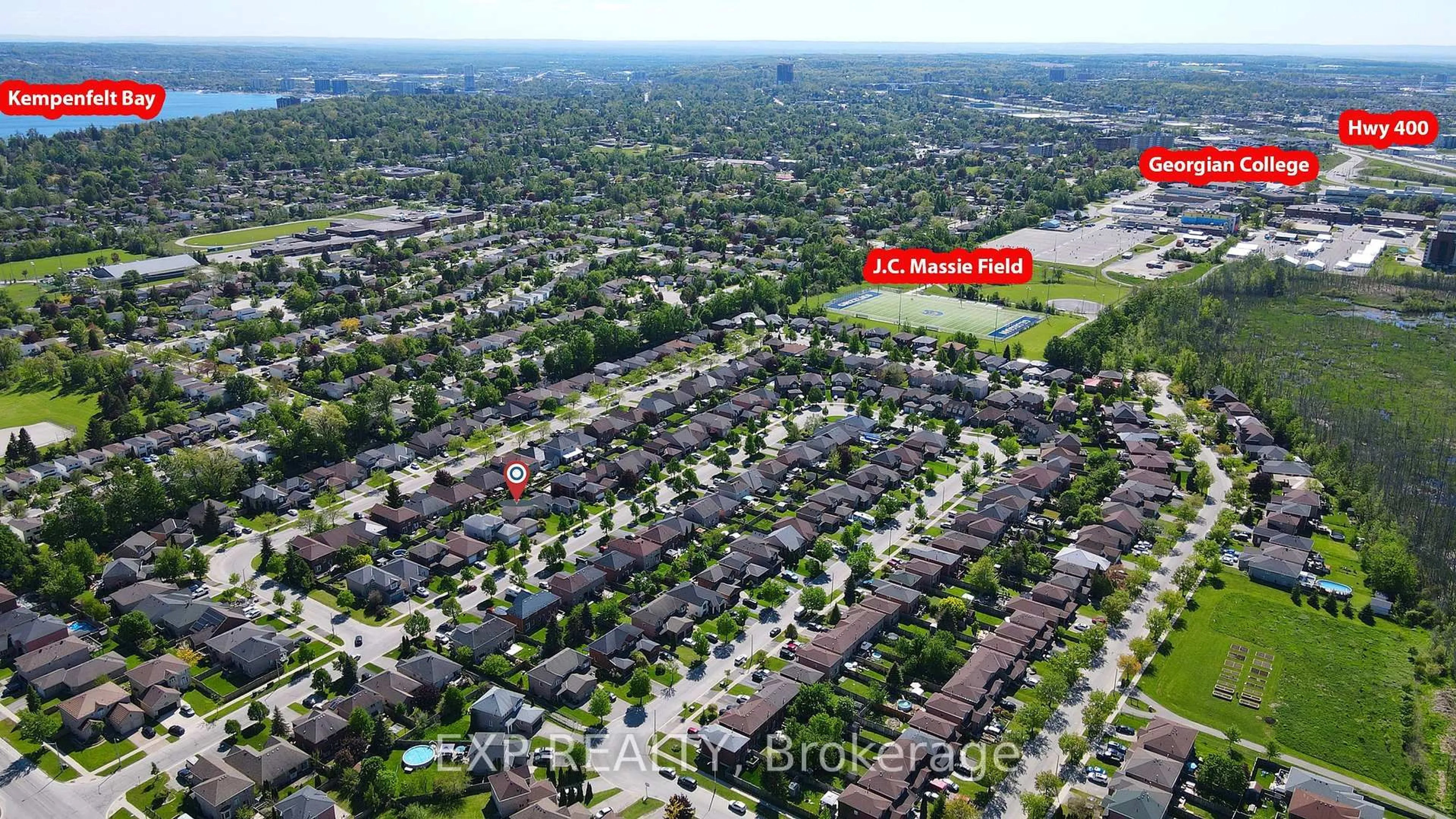 A pic from outside/outdoor area/front of a property/back of a property/a pic from drone, street for 121 Tunbridge Rd, Barrie Ontario L4M 6T1