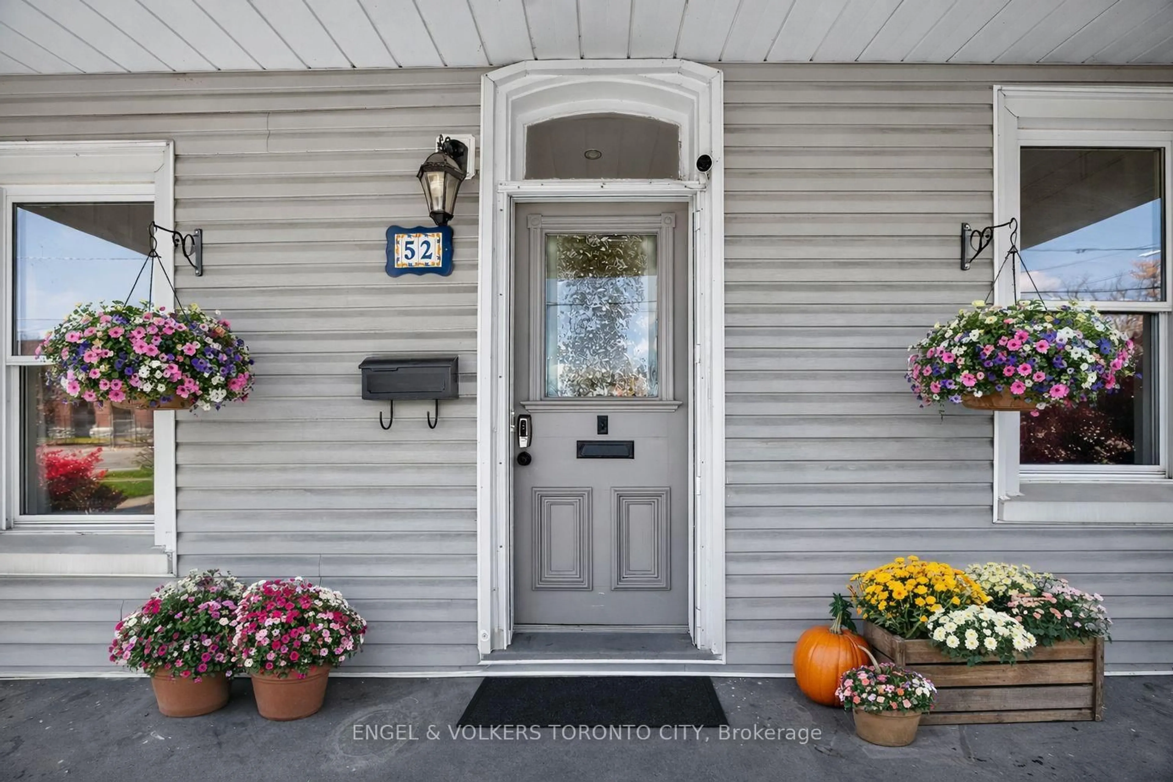 Indoor entryway for 52 Parkside Dr, Barrie Ontario L4N 1W9