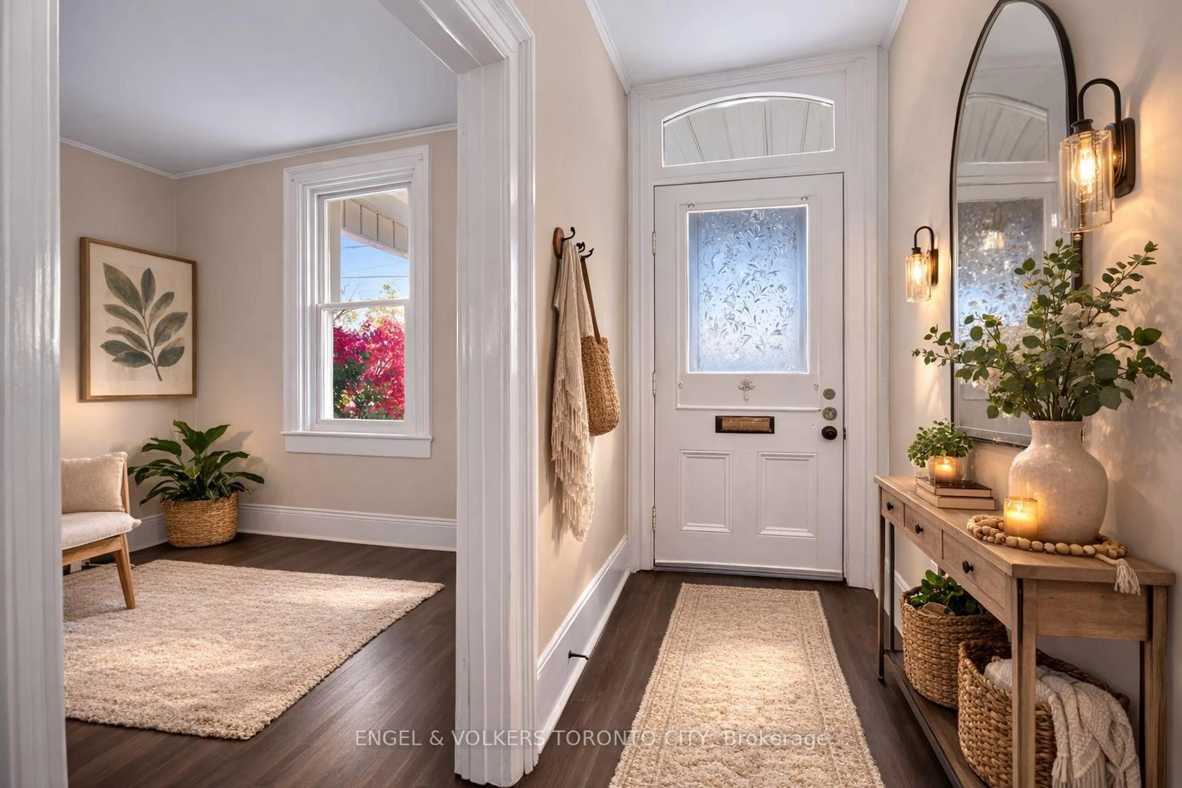 Indoor entryway for 52 Parkside Dr, Barrie Ontario L4N 1W9