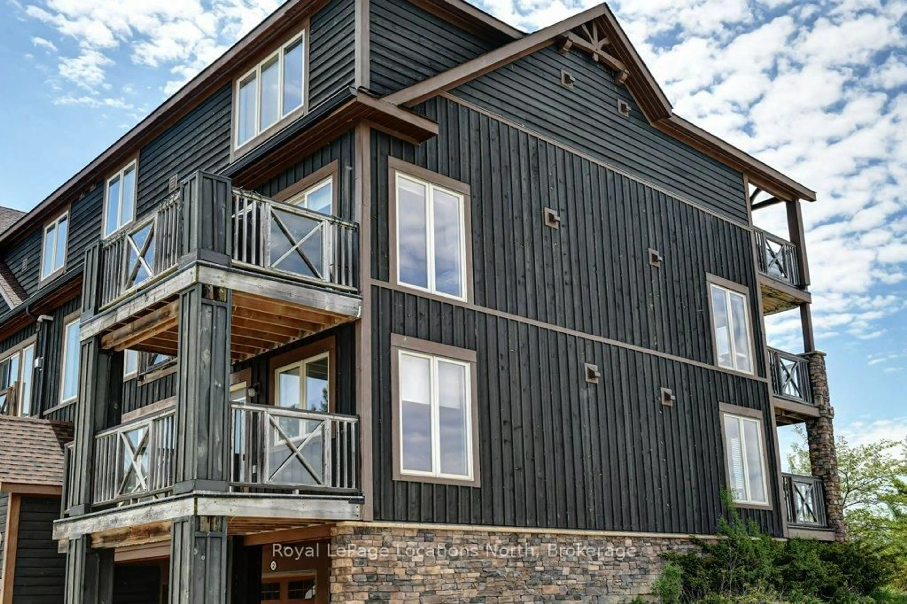 Home with vinyl exterior material, building for 2 Joseph Tr, Collingwood Ontario L9Y 0J2