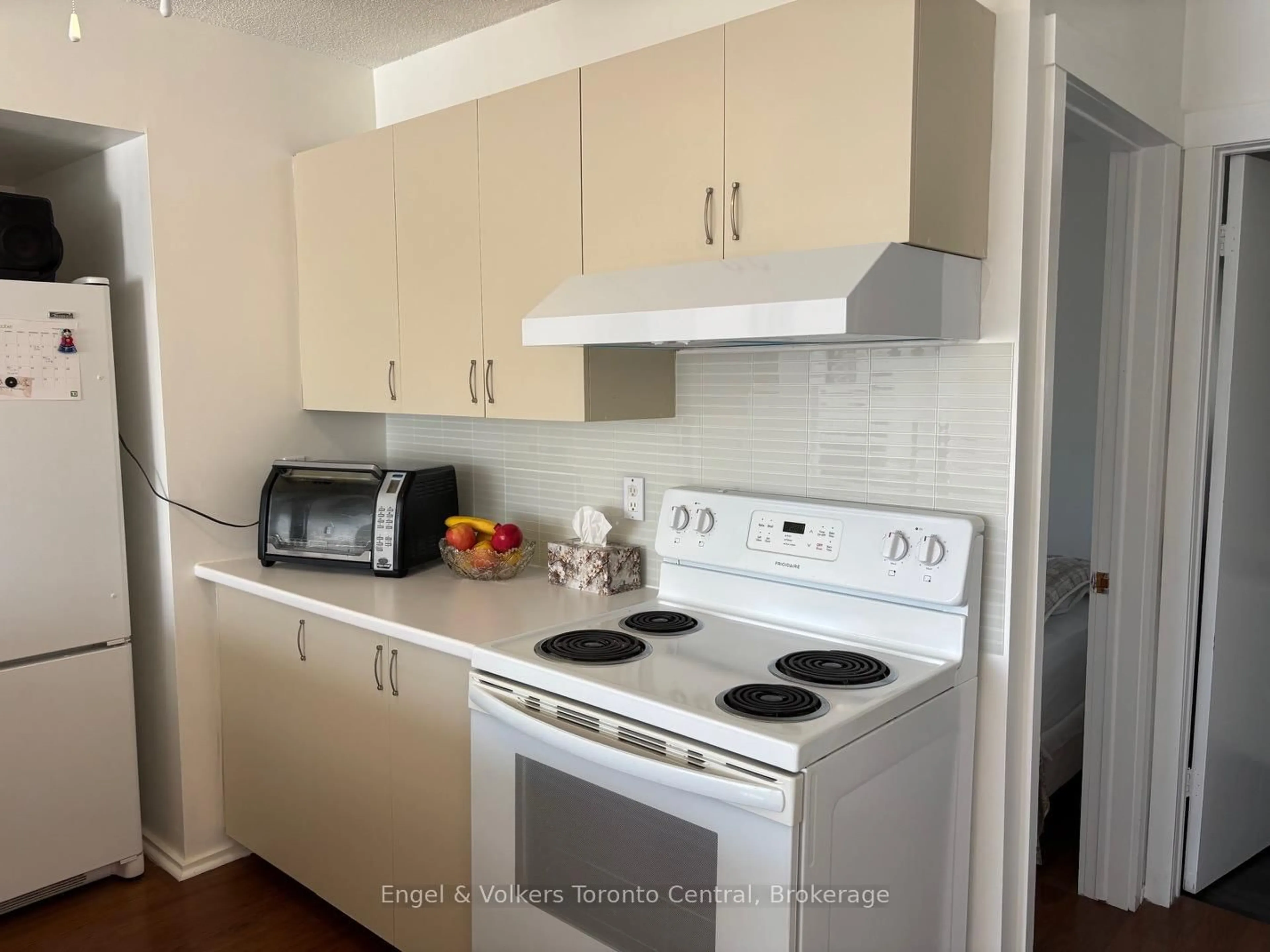 Standard kitchen, wood/laminate floor for 23 Dawson Dr, Collingwood Ontario L9Y 5B4
