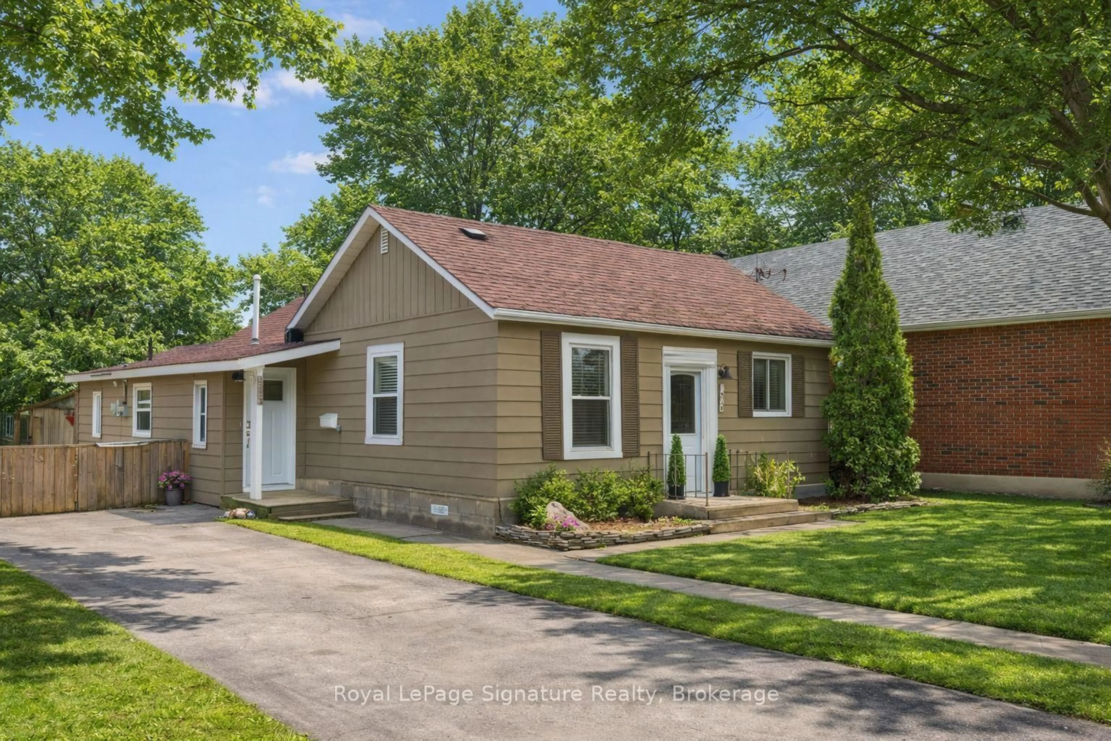 Home with vinyl exterior material, street for 639 Saint Marie St, Collingwood Ontario L9Y 3L4