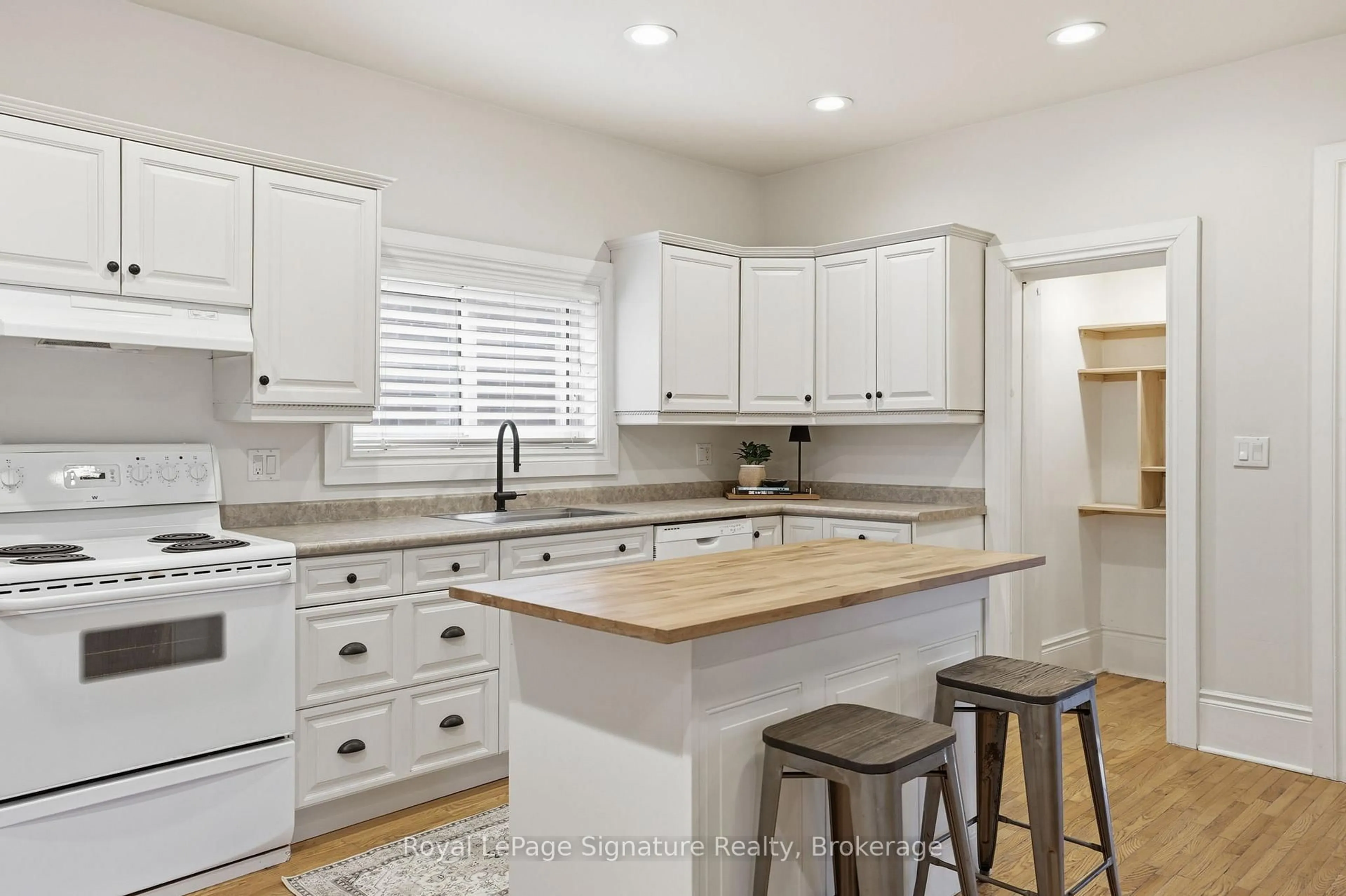 Open concept kitchen, ceramic/tile floor for 639 Saint Marie St, Collingwood Ontario L9Y 3L4
