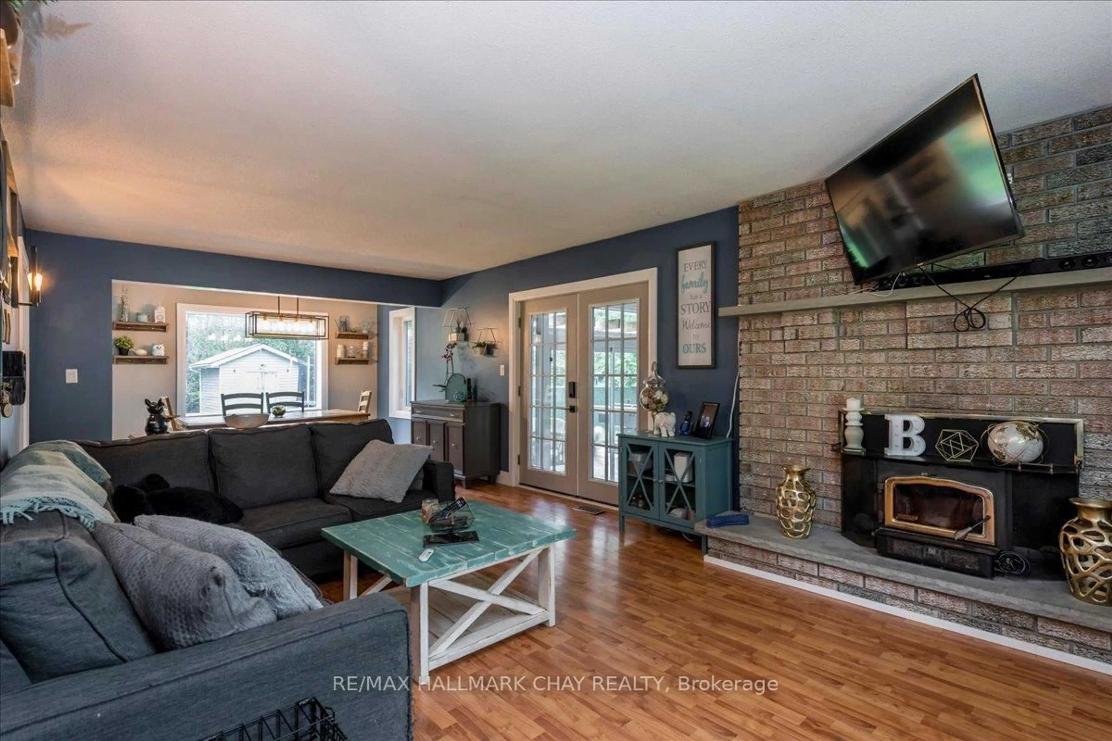 Living room with furniture, unknown for 4049 Bayview Ave, Ramara Ontario L3V 6H7