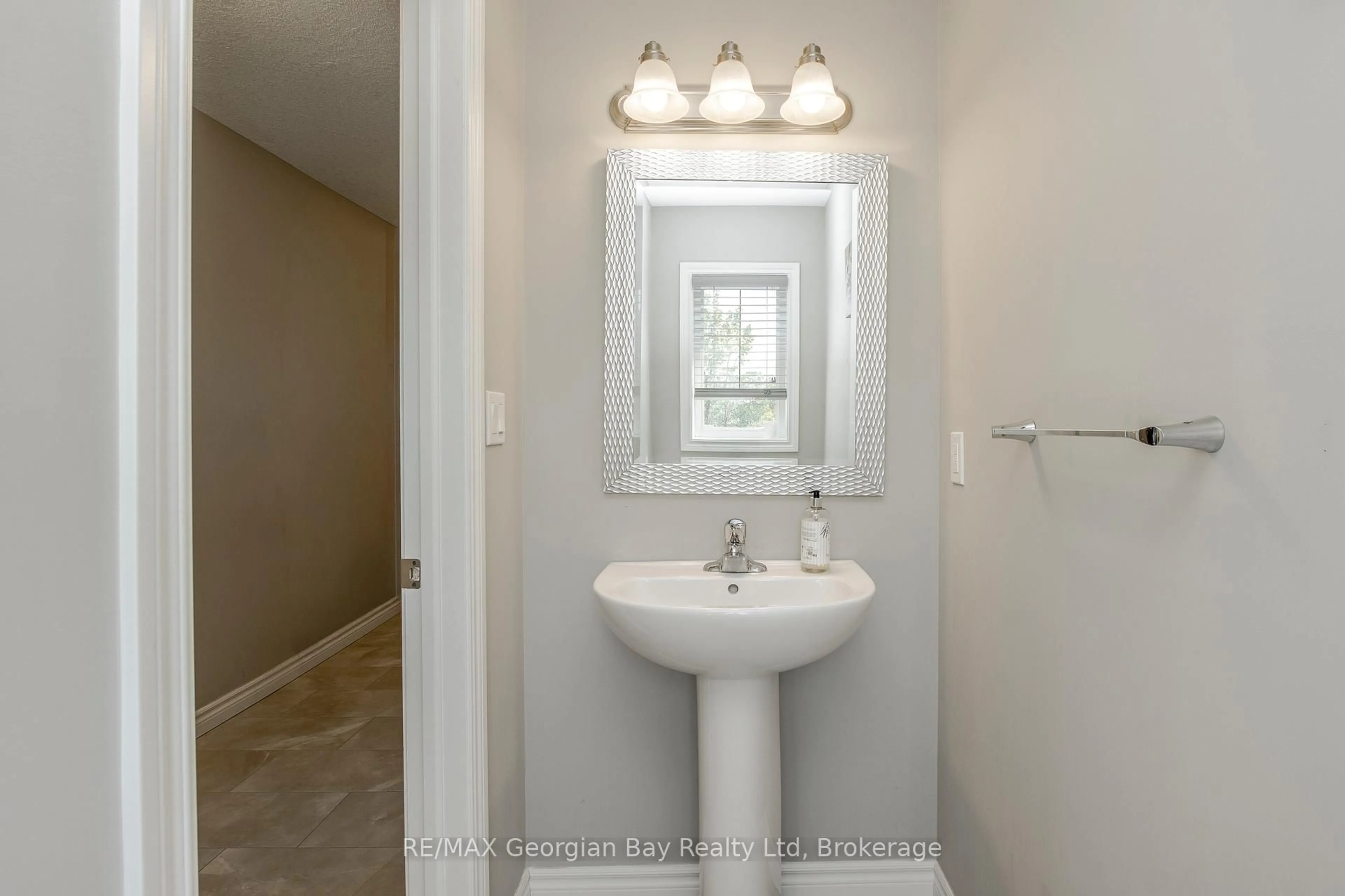 Standard bathroom, ceramic/tile floor for 956 Cook Dr, Midland Ontario L4R 0E4