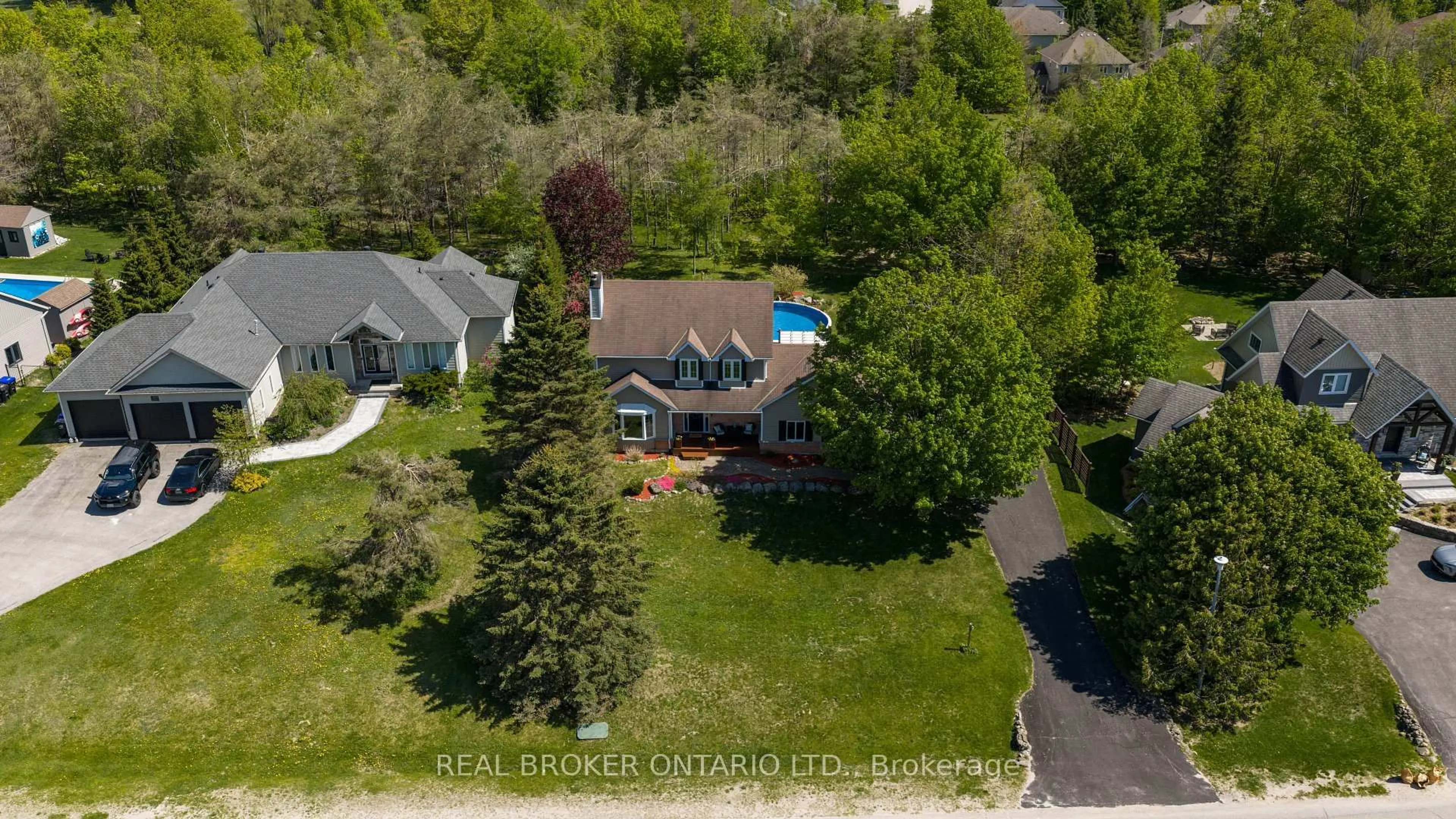 A pic from outside/outdoor area/front of a property/back of a property/a pic from drone, unknown for 99 Highland Dr, Oro-Medonte Ontario L0L 2L0