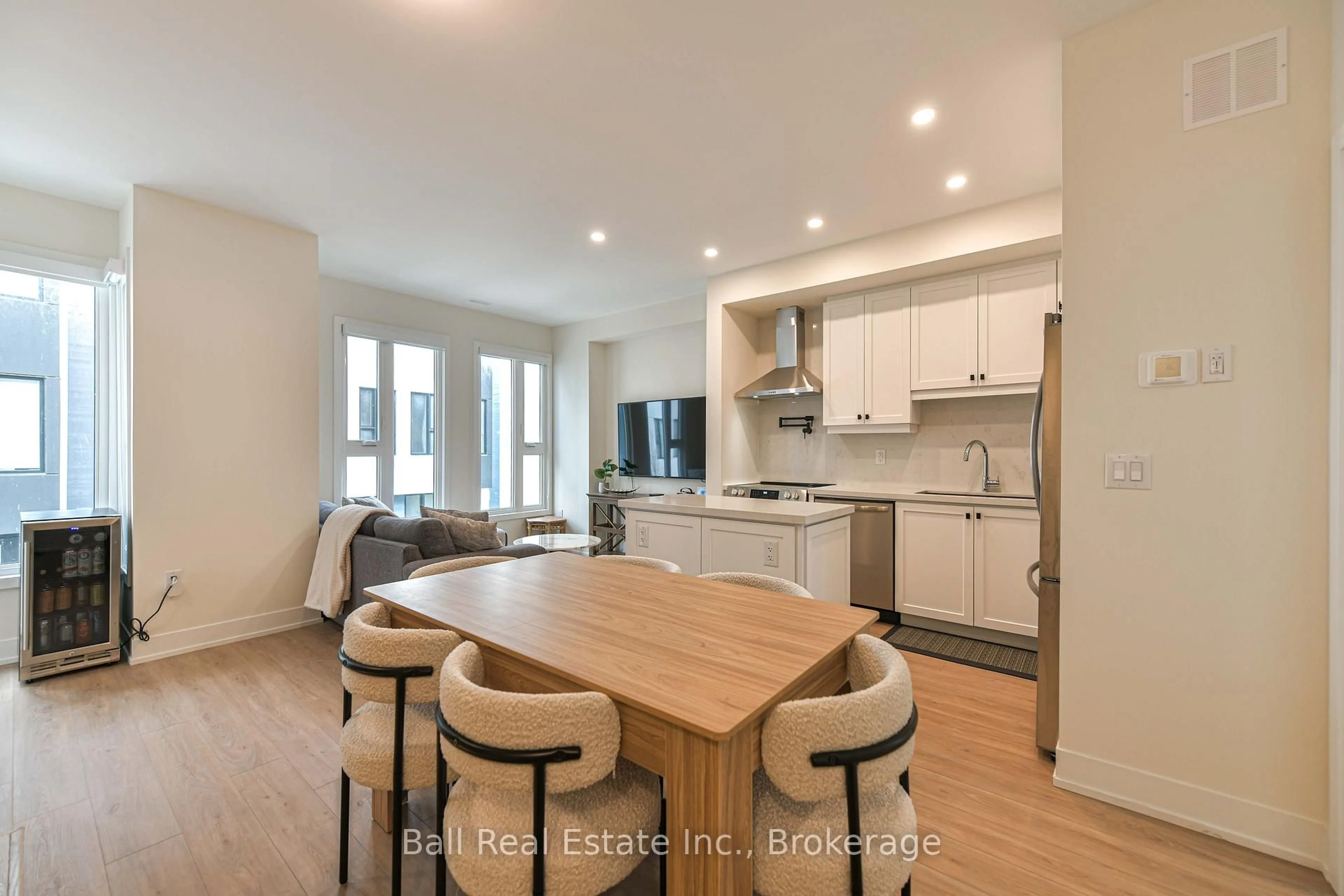Open concept kitchen, wood/laminate floor for 16 Mariners Pier Way, Orillia Ontario L3V 8P4