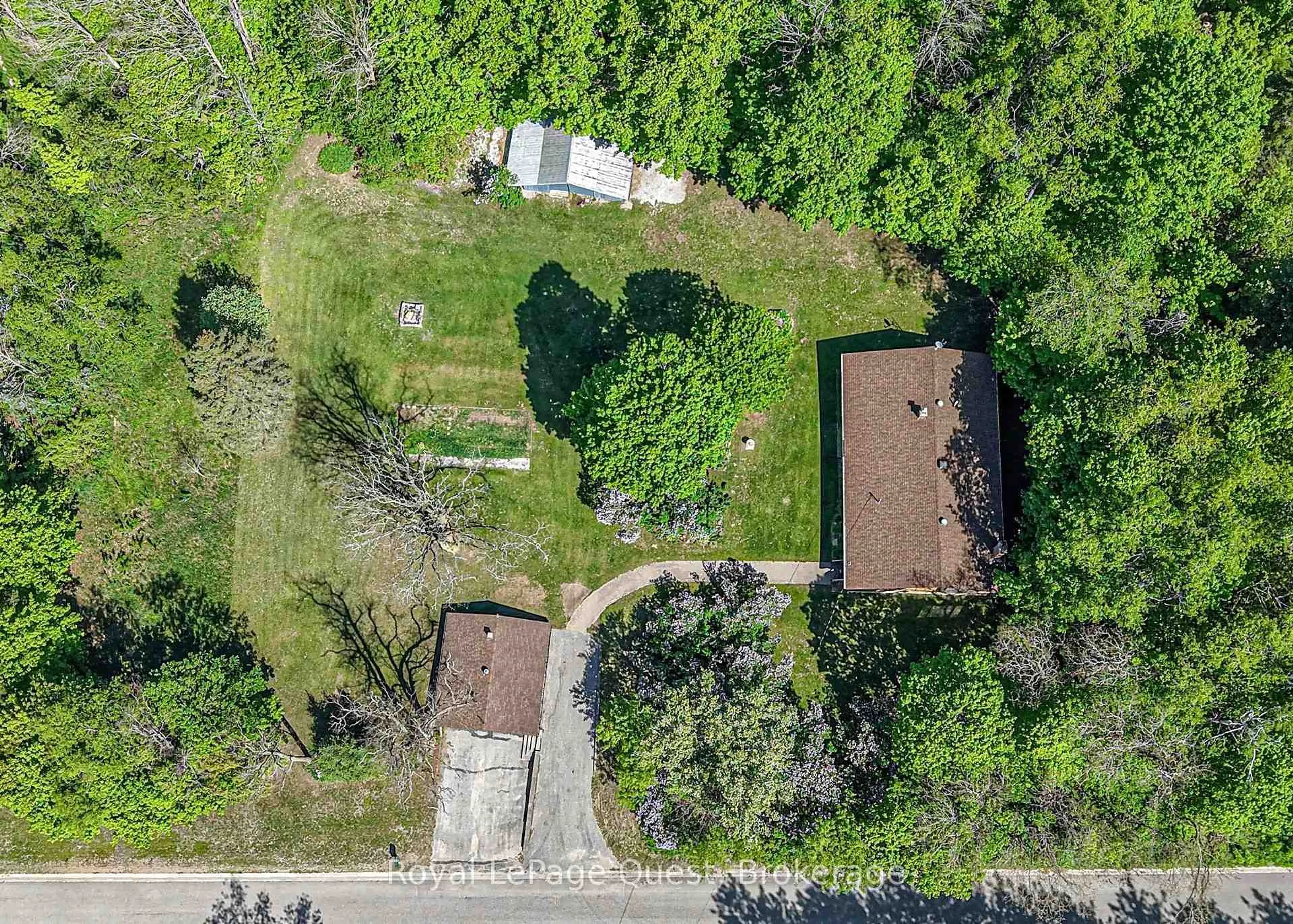 A pic from outside/outdoor area/front of a property/back of a property/a pic from drone, street for 34 Mill Pond Sdrd, Oro-Medonte Ontario L0K 1E0