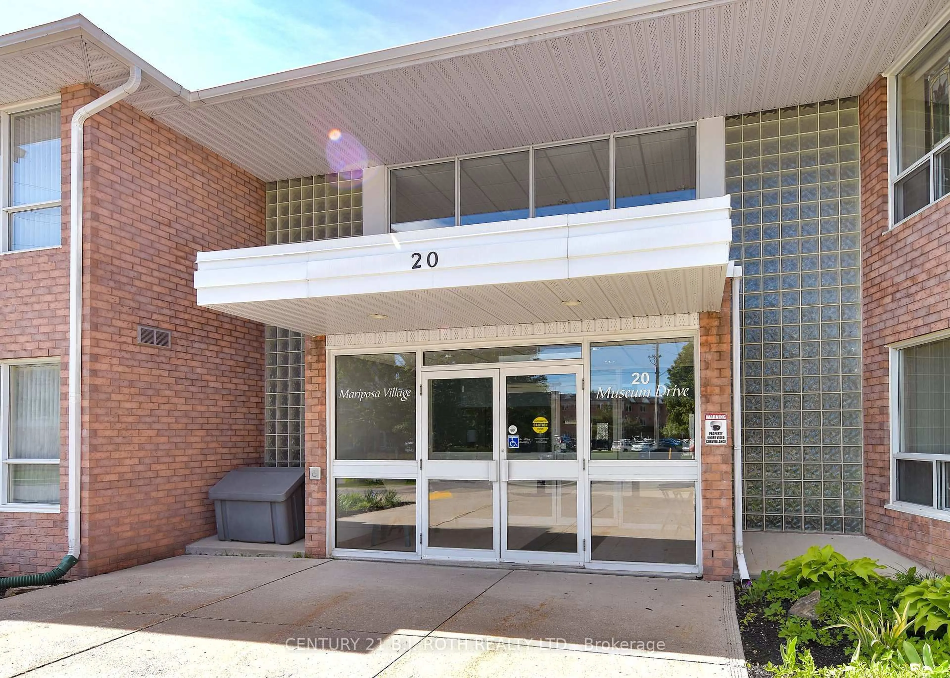 Indoor foyer for 20 Museum Dr #106, Orillia Ontario L3V 7T9