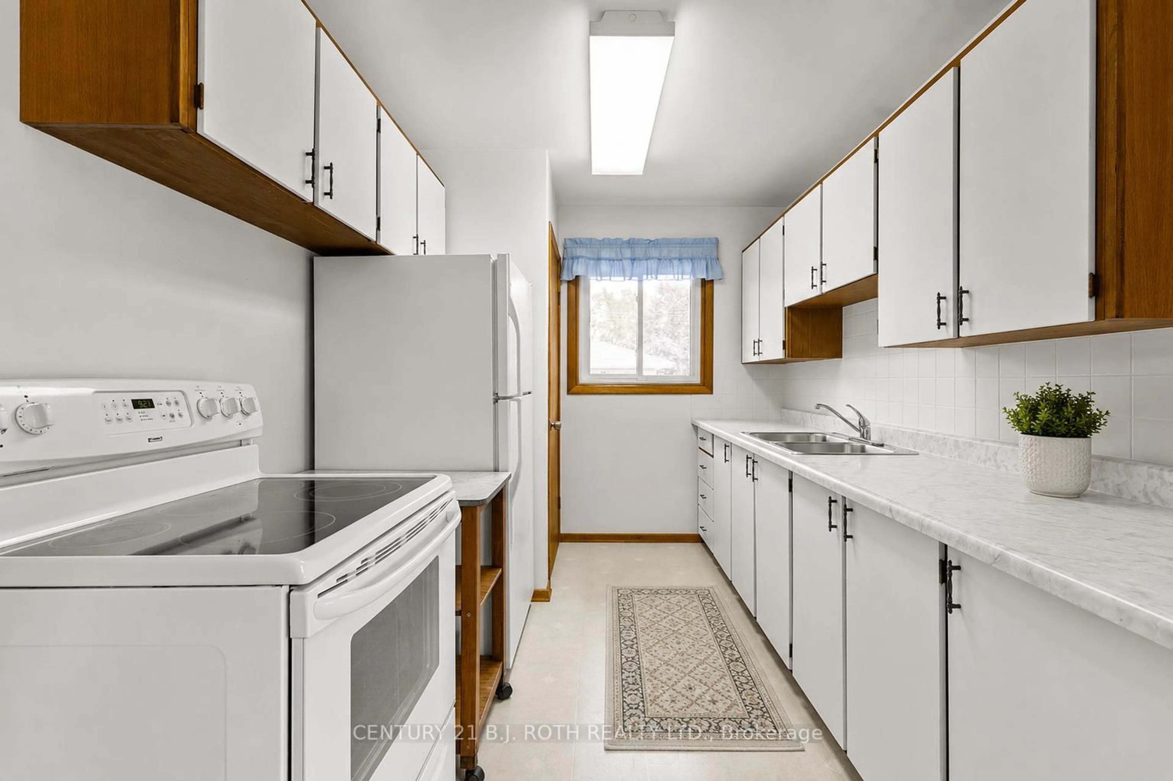 Standard kitchen, unknown for 68 Fourth St, Orillia Ontario L3V 4B8