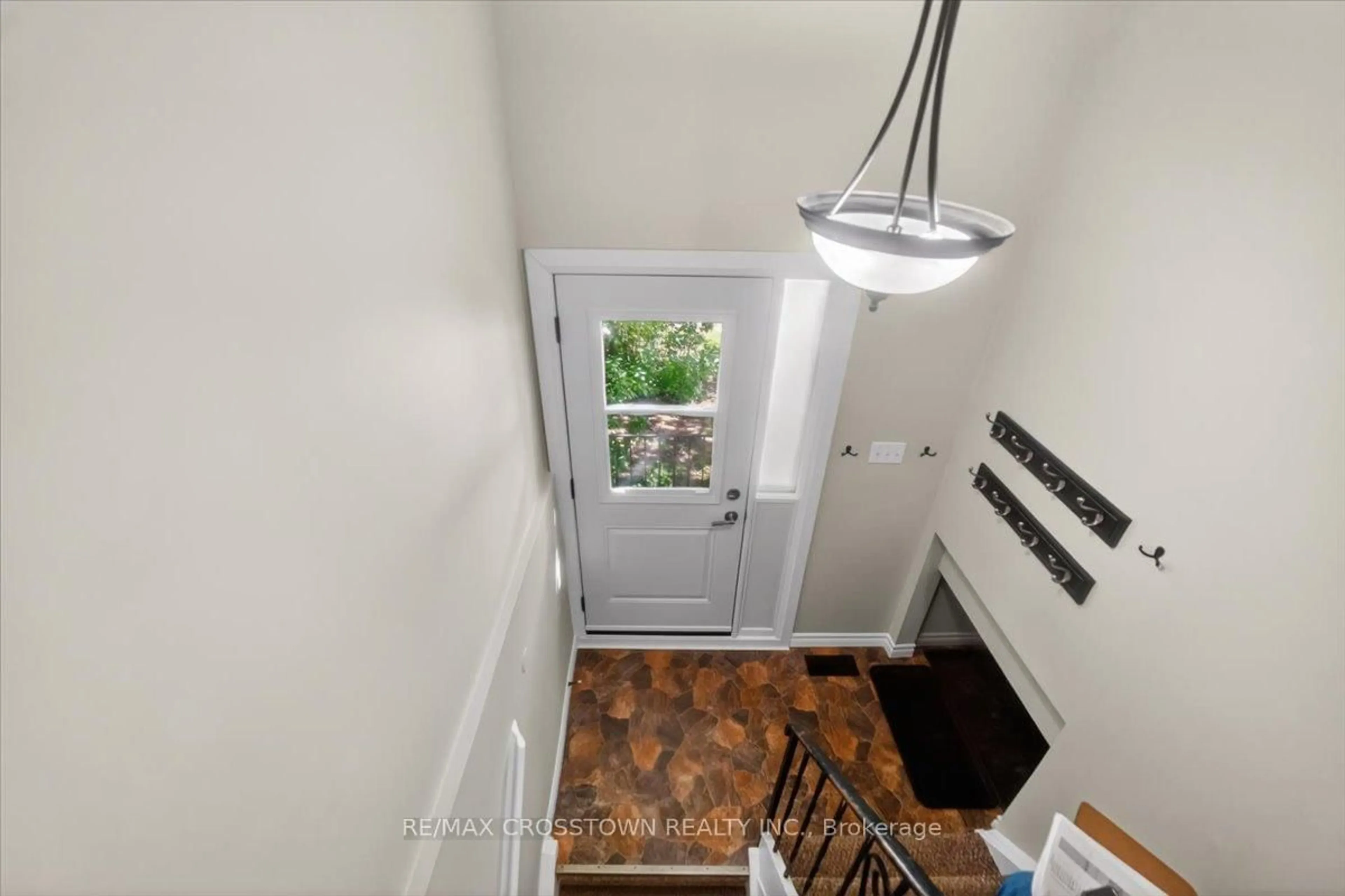 Indoor entryway for 1095 Mississaga St #121, Orillia Ontario L3V 6W7