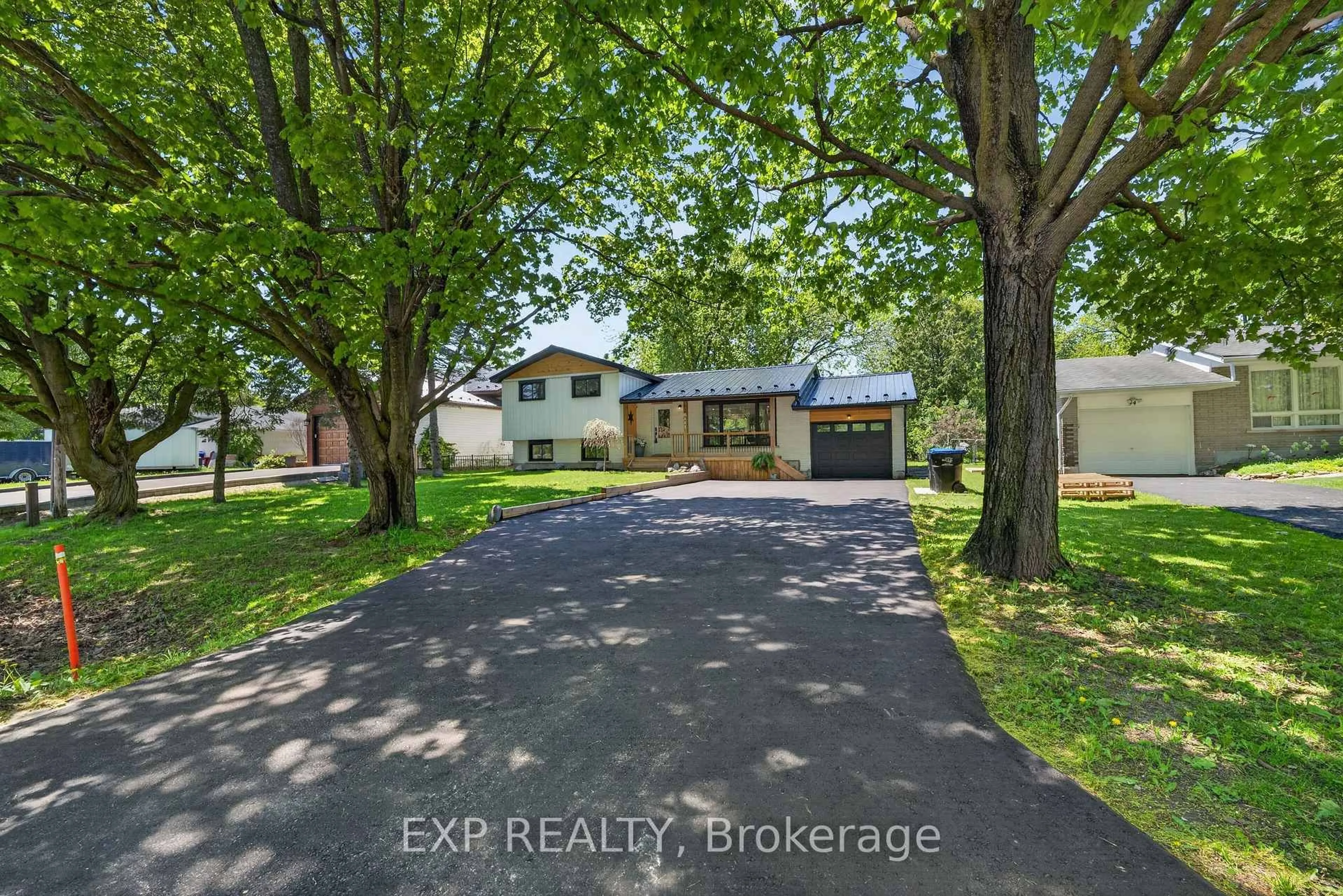 A pic from outside/outdoor area/front of a property/back of a property/a pic from drone, street for 92 Mary St, Clearview Ontario L0M 1G0