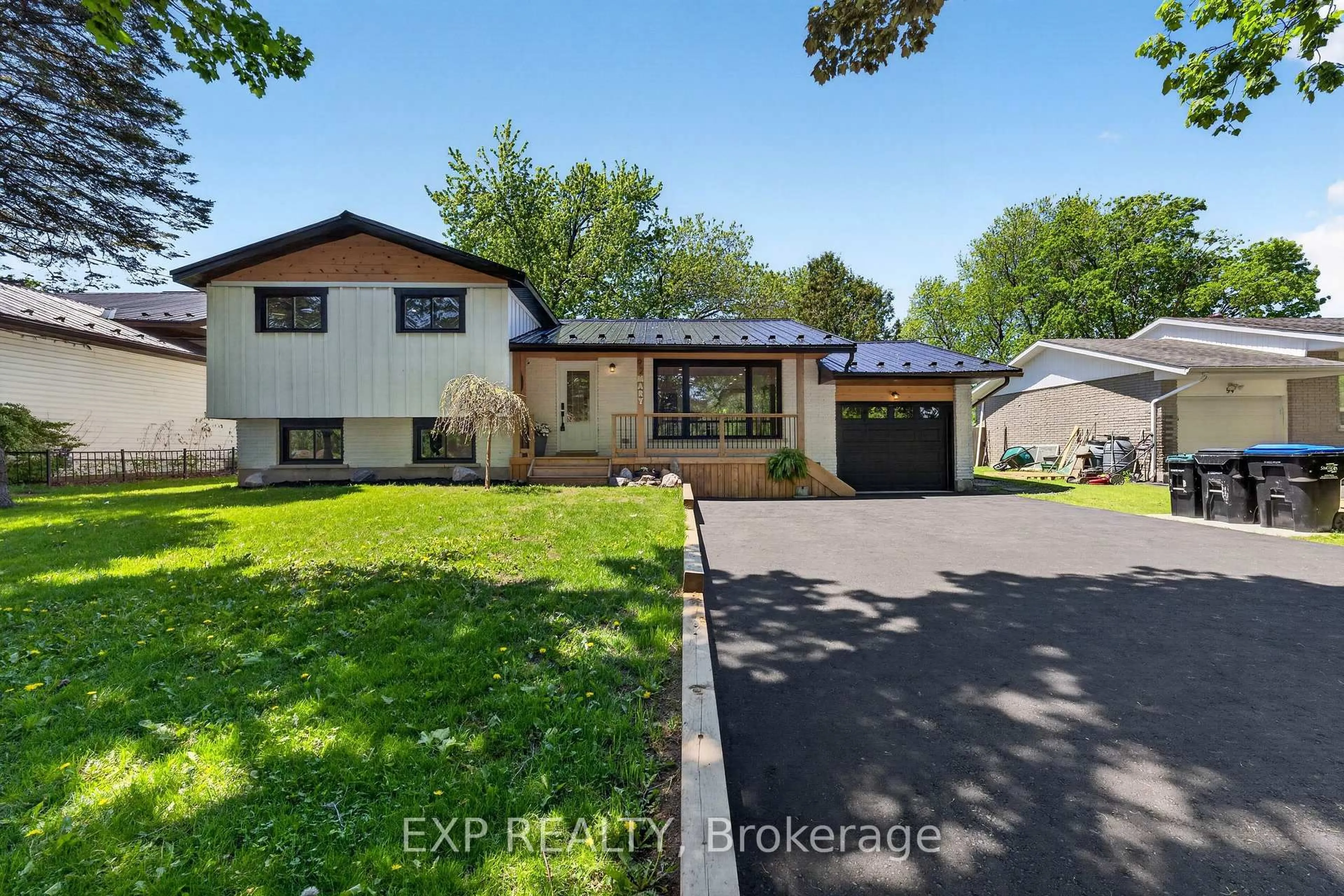 A pic from outside/outdoor area/front of a property/back of a property/a pic from drone, street for 92 Mary St, Clearview Ontario L0M 1G0