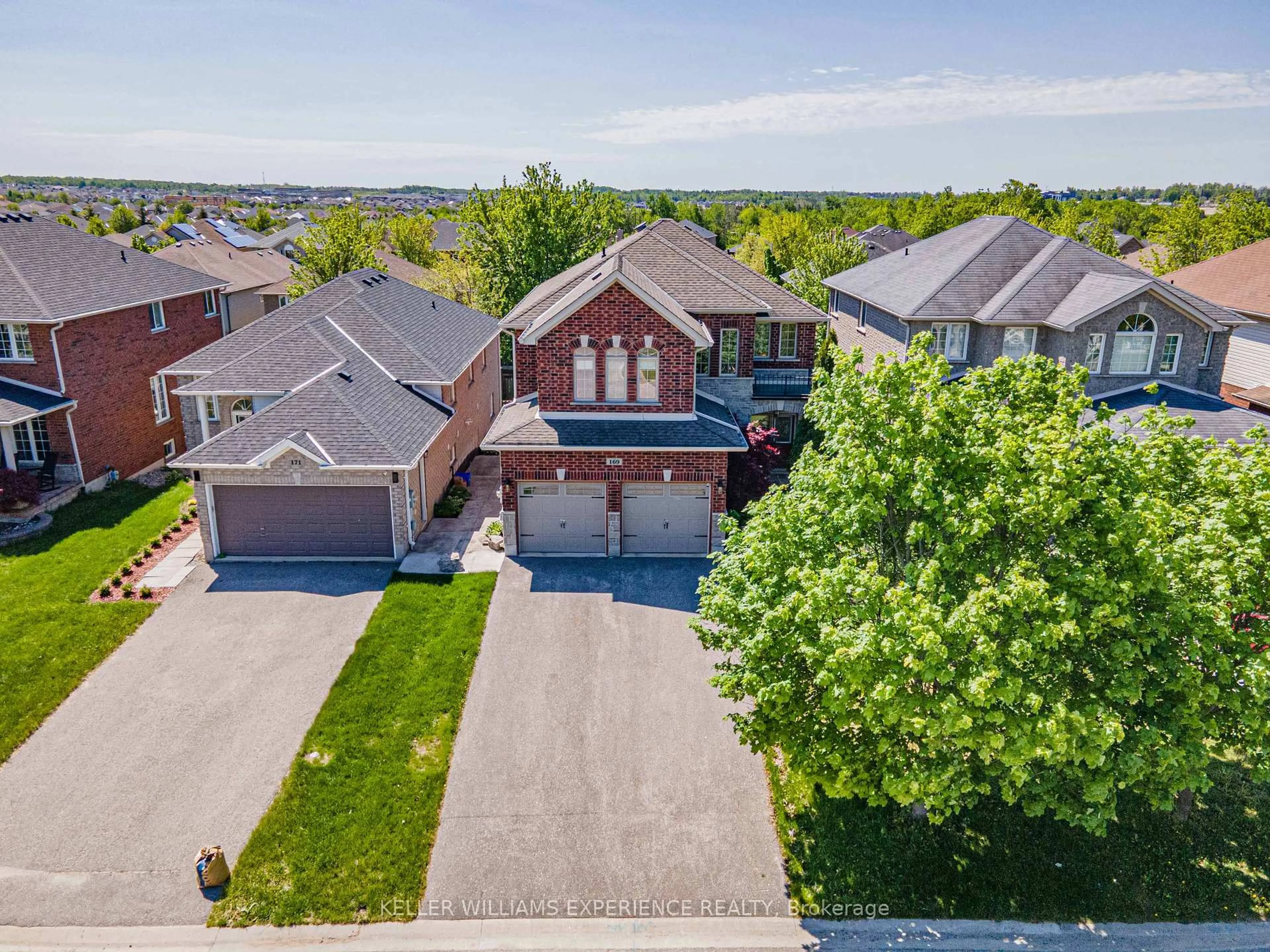A pic from outside/outdoor area/front of a property/back of a property/a pic from drone, street for 169 Birkhall Pl, Barrie Ontario L4N 0K9