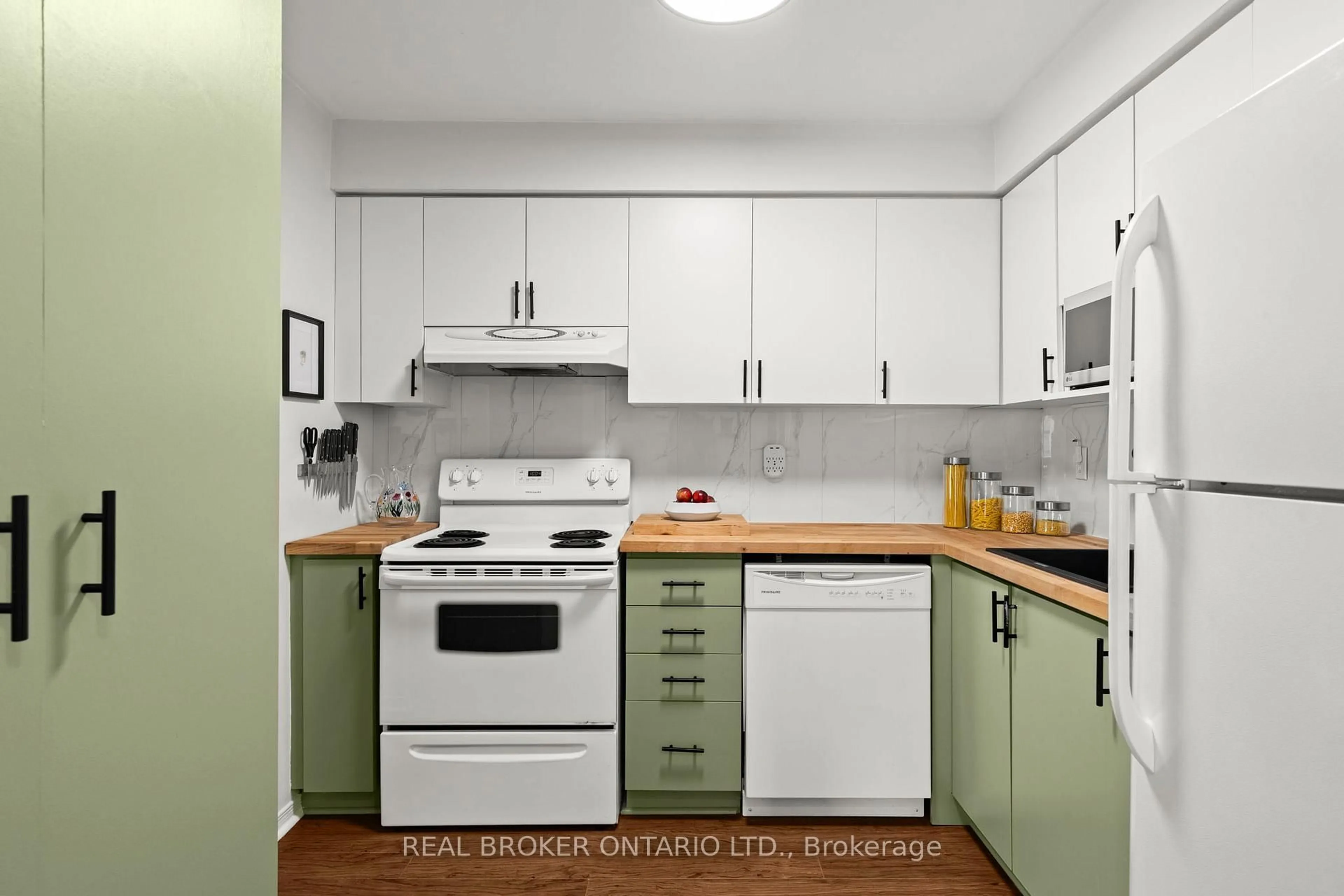 Standard kitchen, wood/laminate floor for 50 Loggers Ru #5, Barrie Ontario L4N 6W5