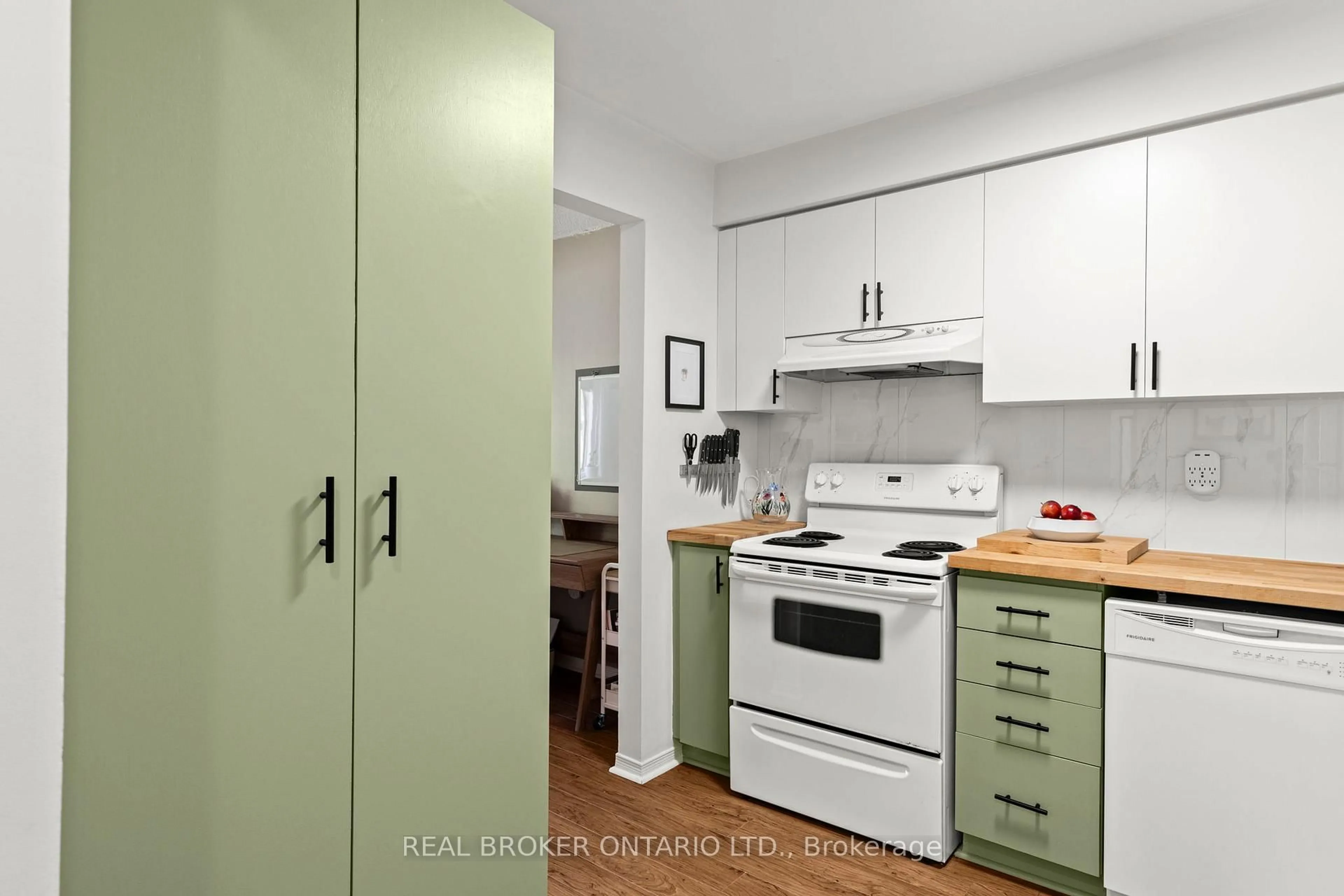 Standard kitchen, unknown for 50 Loggers Ru #5, Barrie Ontario L4N 6W5